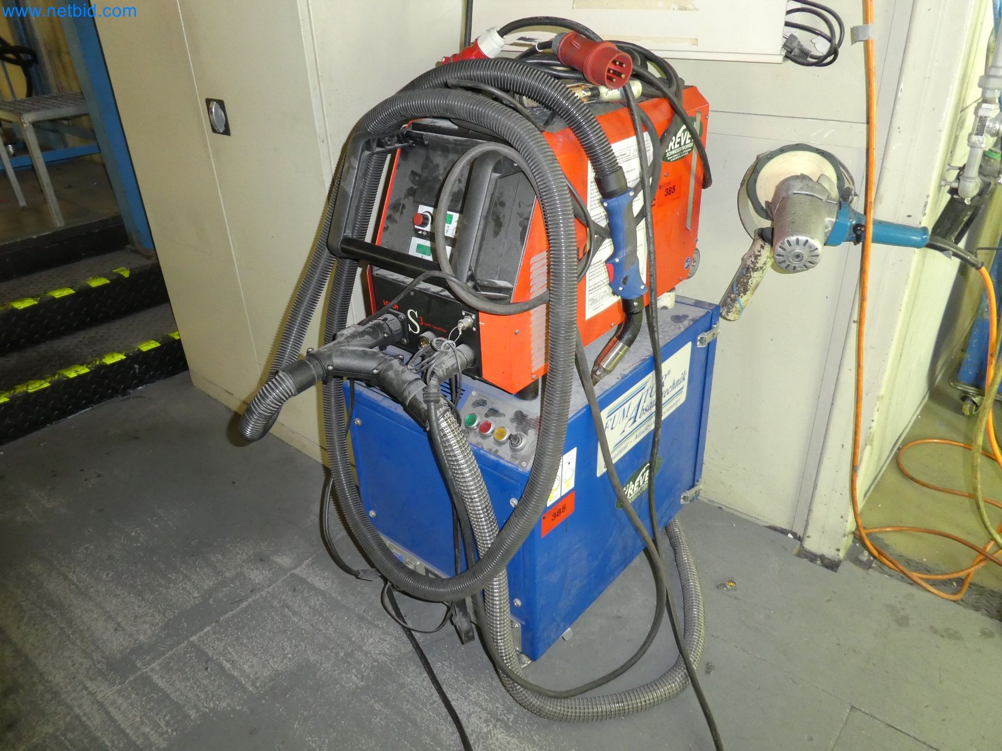 Roboti, varilna oprema in pripomočki za montažo iz avtomobilske industrije-3