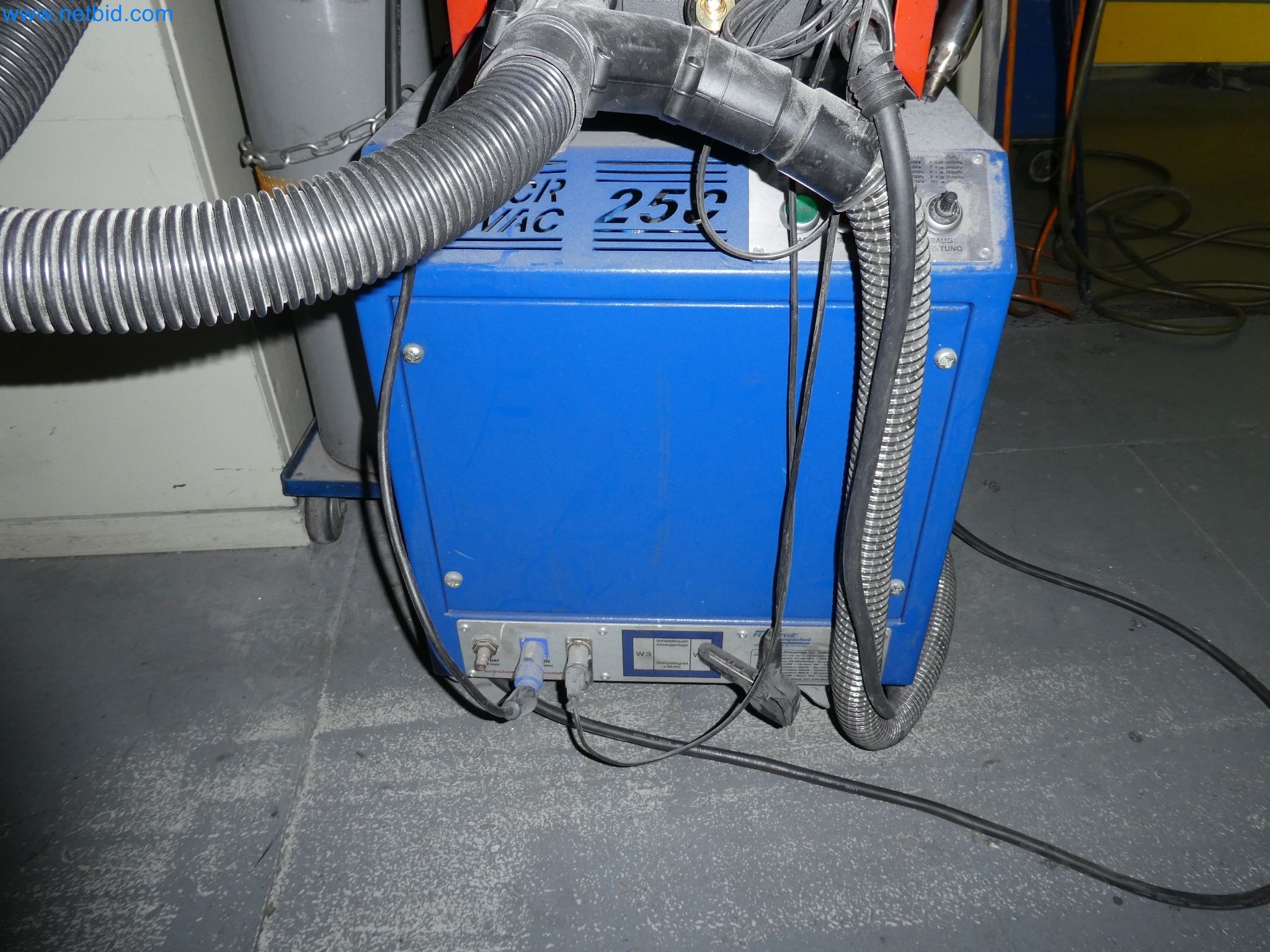 Roboti, varilna oprema in pripomočki za montažo iz avtomobilske industrije-5