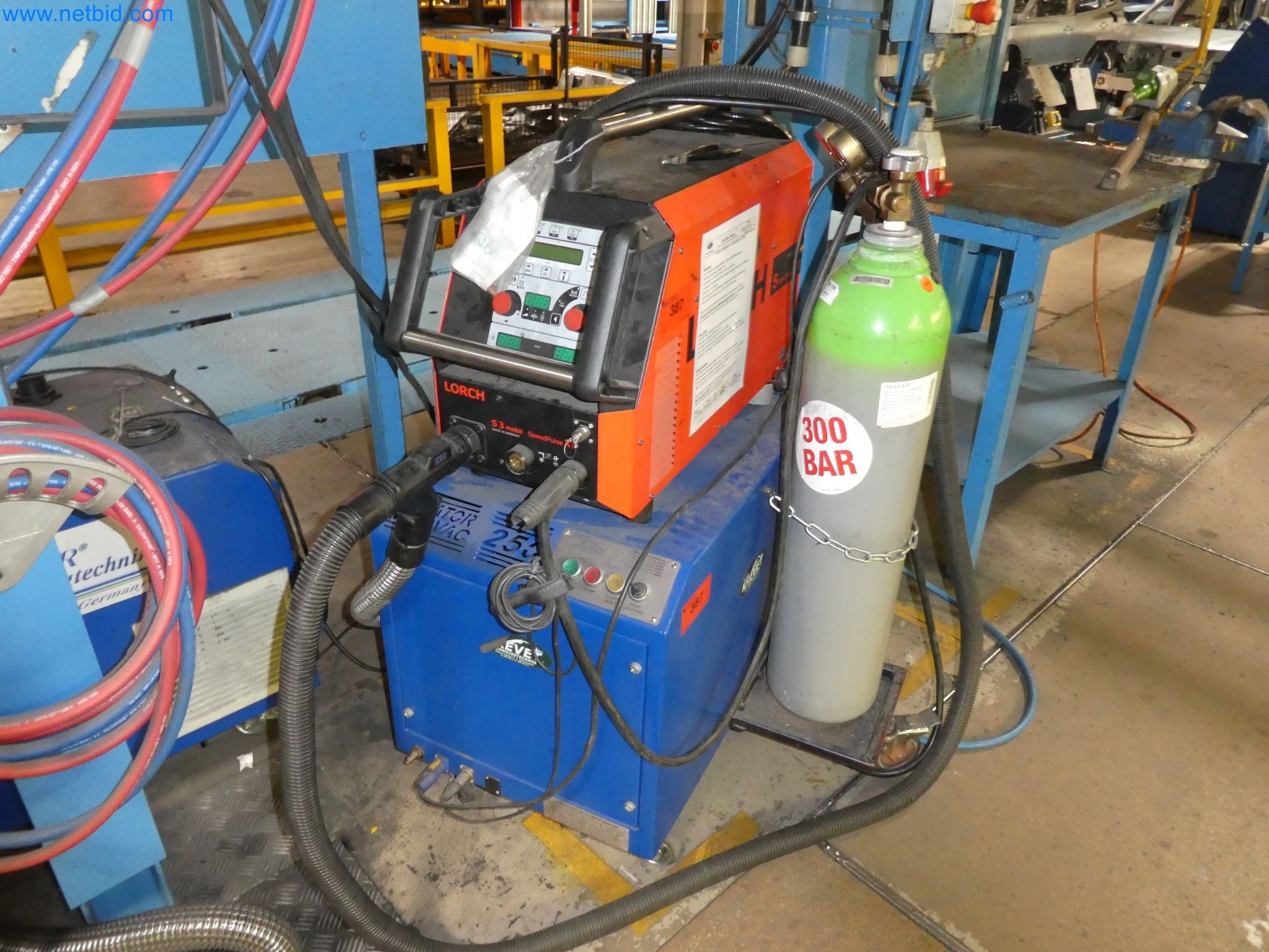 Robots, equipos de soldadura y accesorios de montaje de la industria del automóvil-1