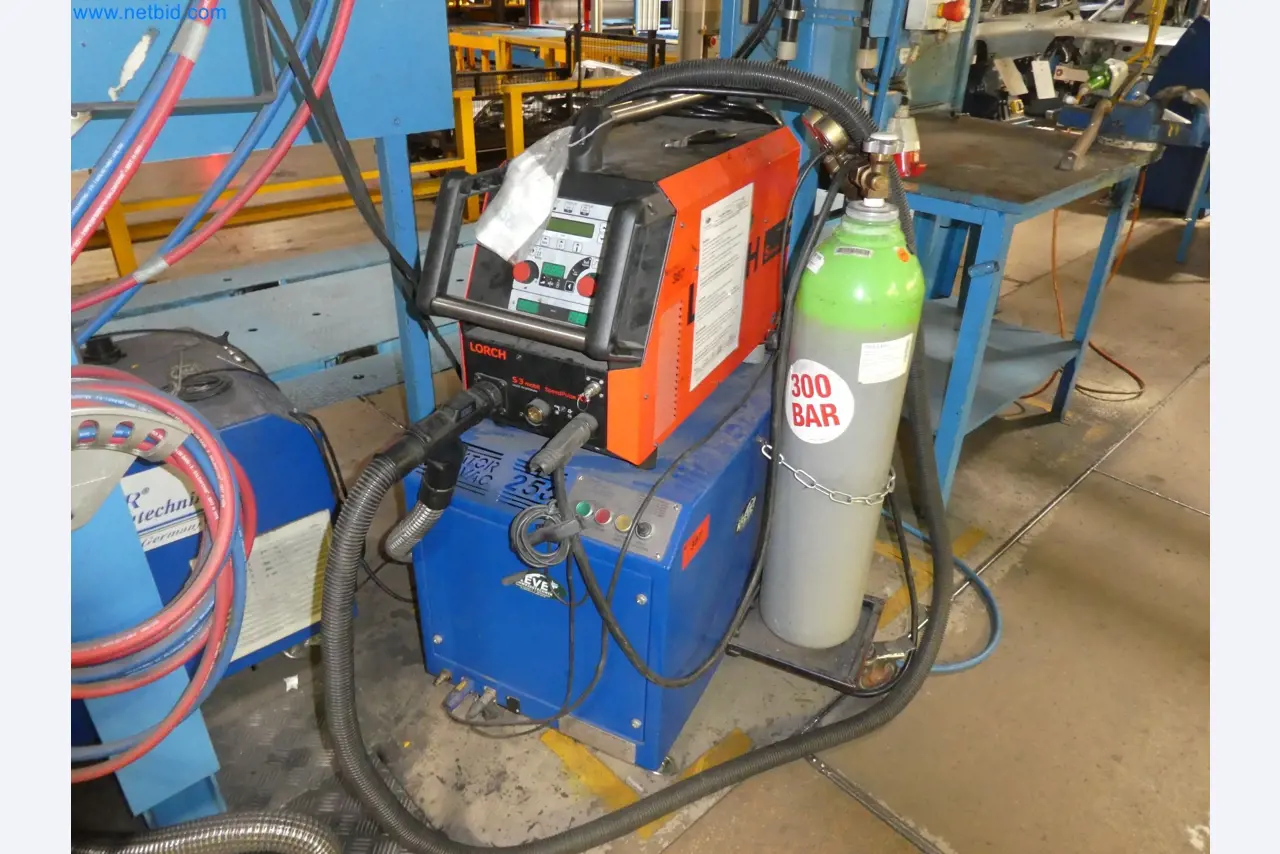 Roboti, varilna oprema in pripomočki za montažo iz avtomobilske industrije-1