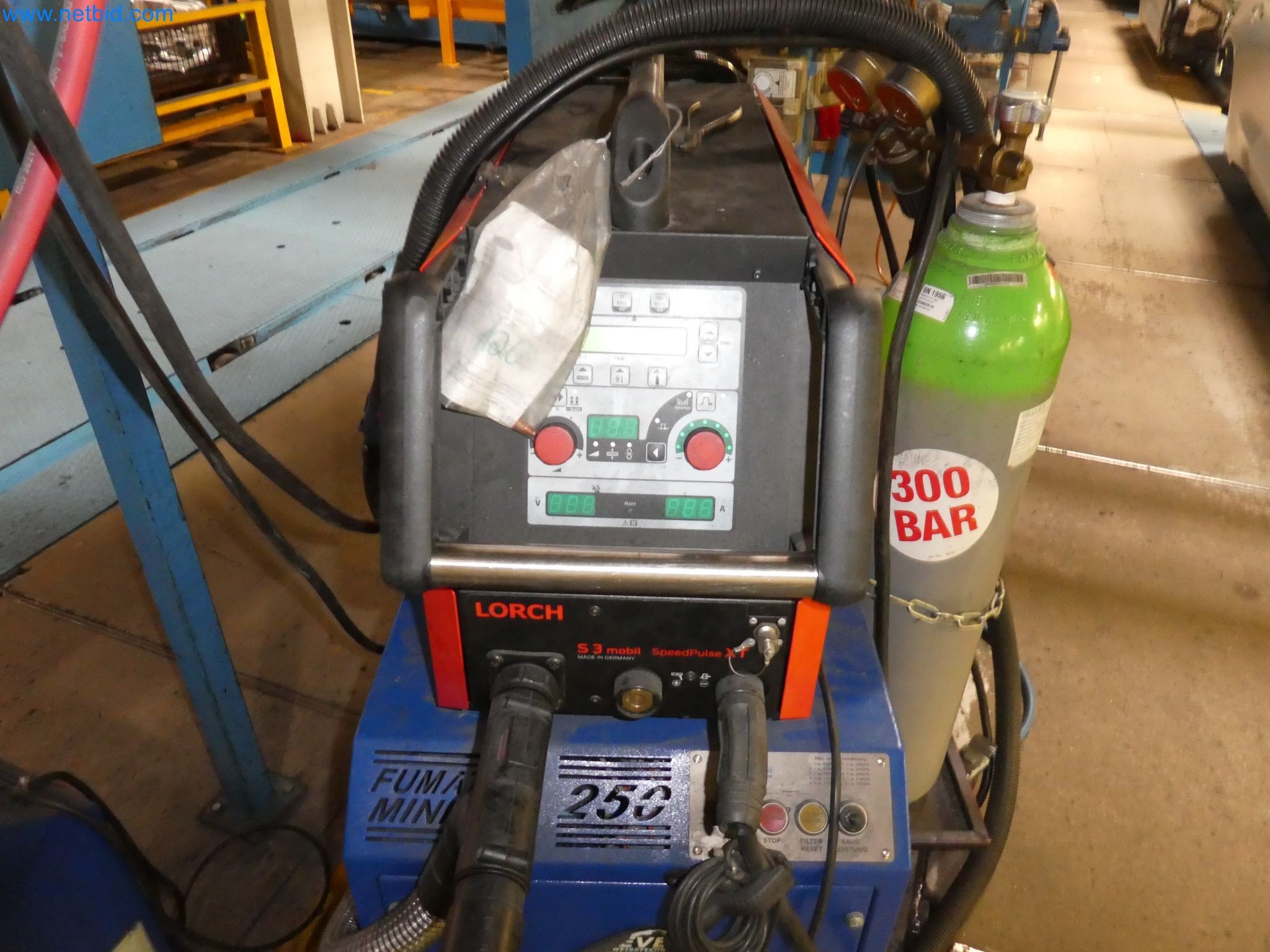 Robots, equipos de soldadura y accesorios de montaje de la industria del automóvil-3