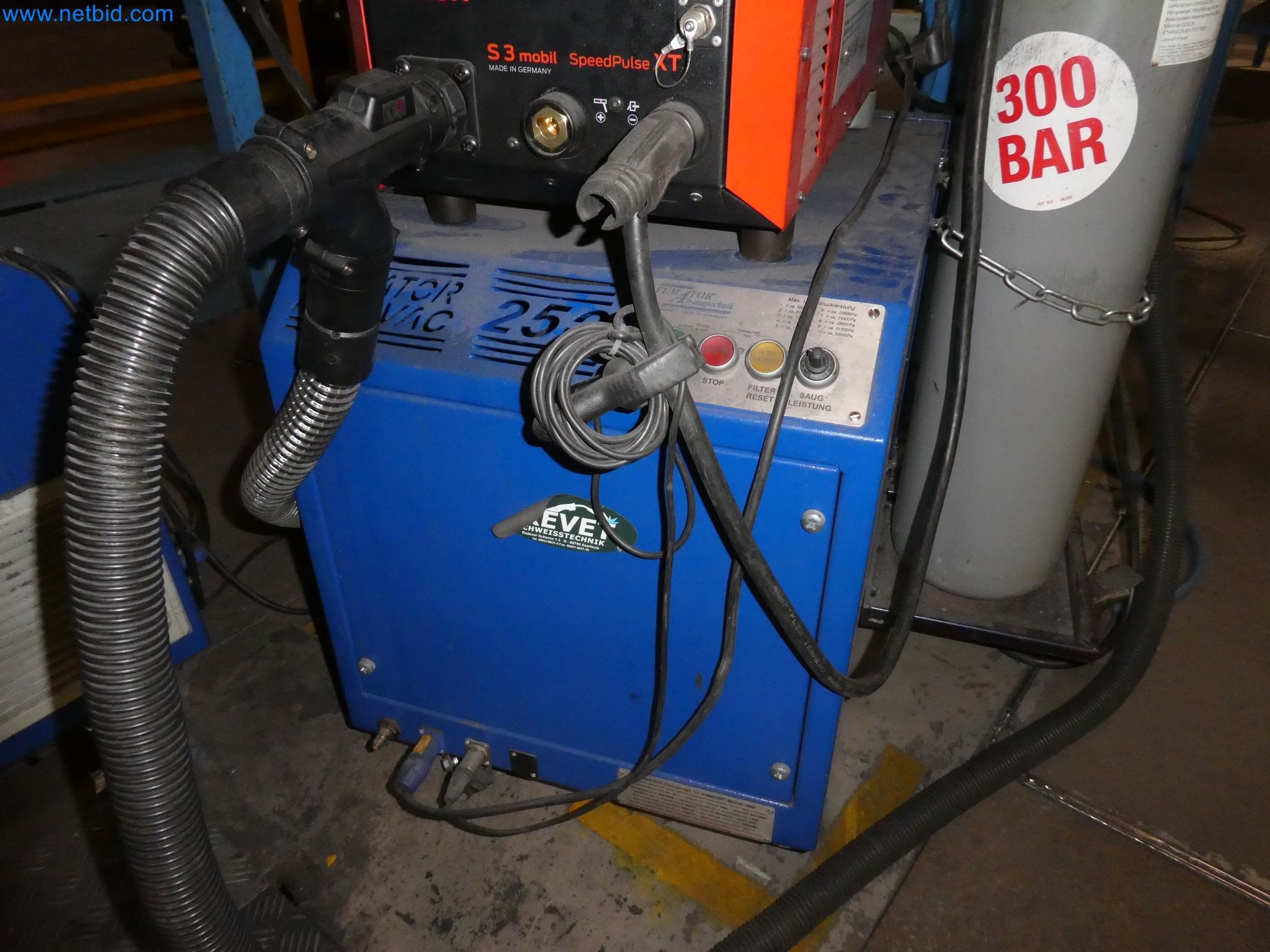 Robots, equipos de soldadura y accesorios de montaje de la industria del automóvil-4