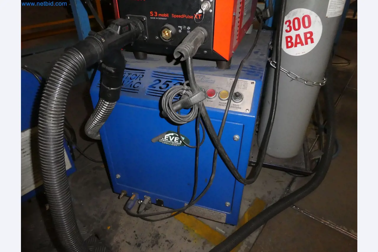 Roboti, varilna oprema in pripomočki za montažo iz avtomobilske industrije-4