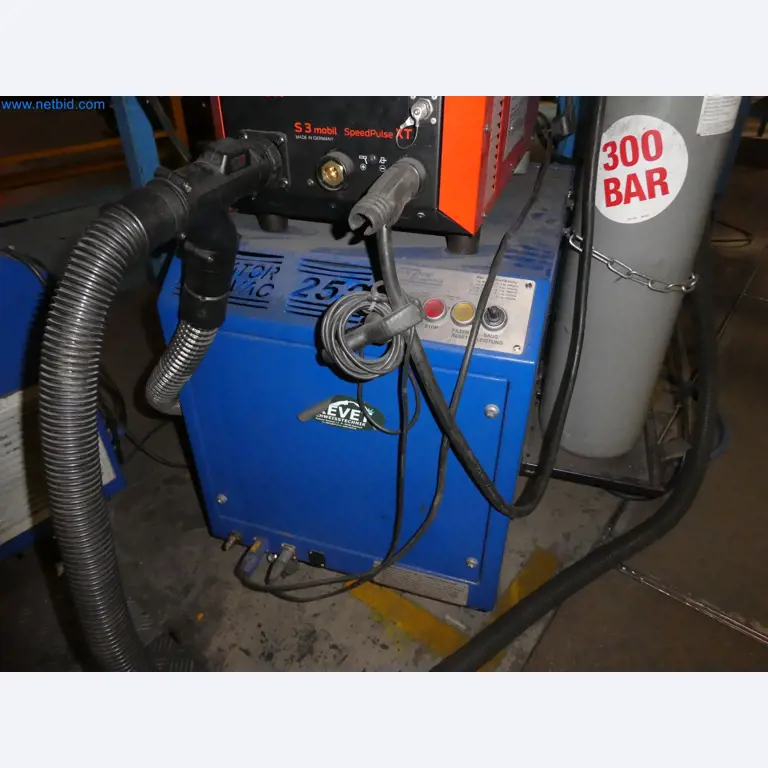 Roboti, varilna oprema in pripomočki za montažo iz avtomobilske industrije-4