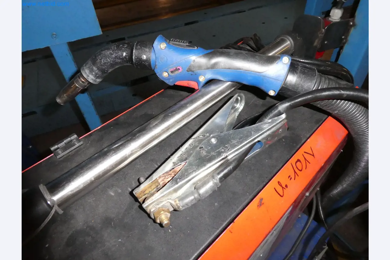 Roboti, varilna oprema in pripomočki za montažo iz avtomobilske industrije-5