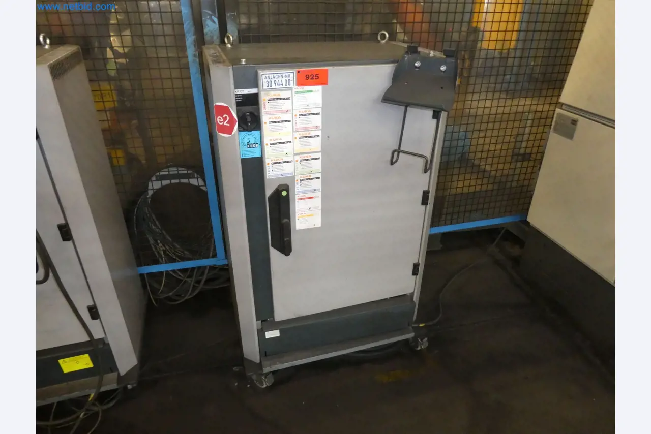 Robots, welding equipment and assembly accessories from the automotive industry-102