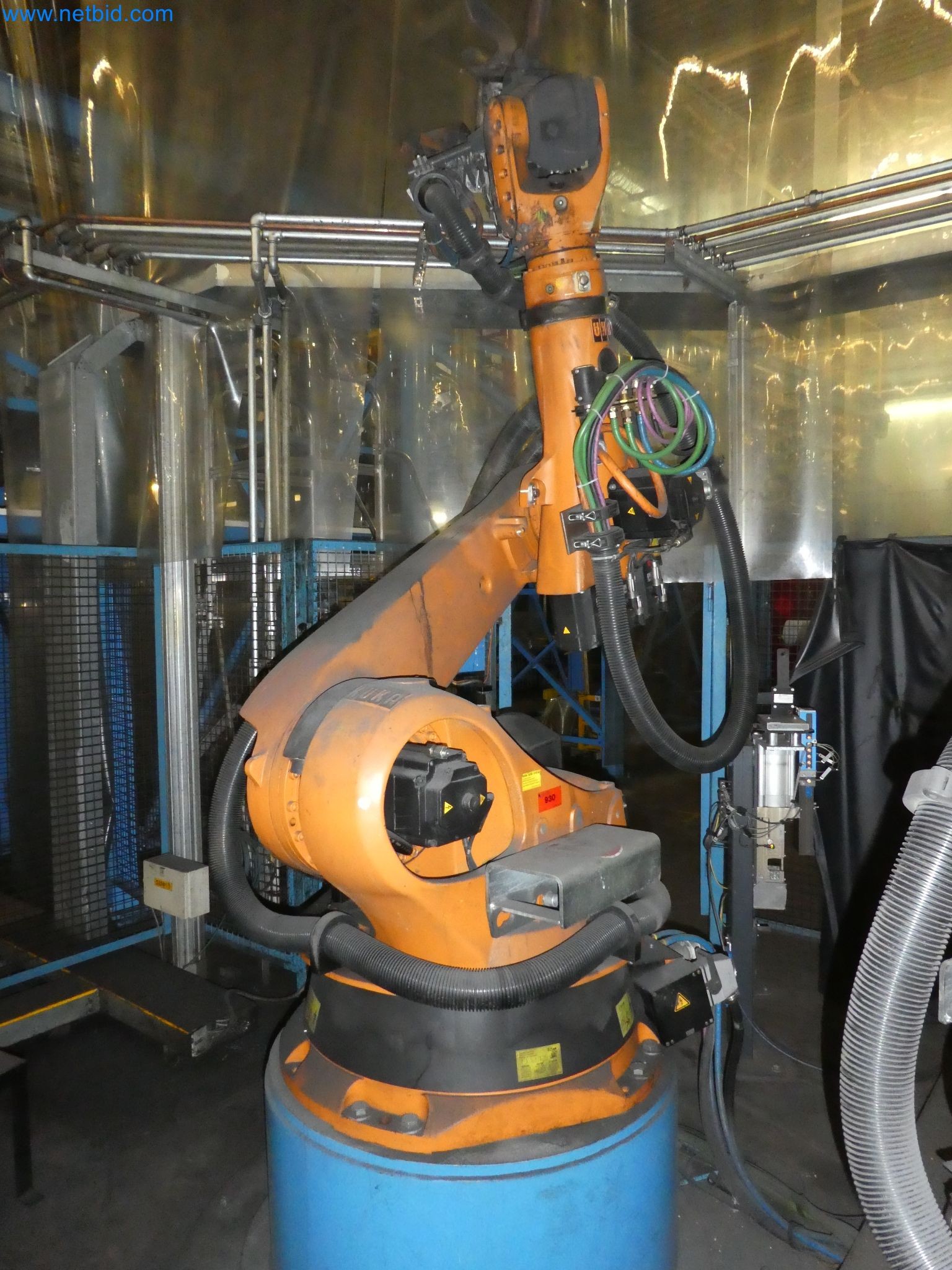 Robots, welding equipment and assembly accessories from the automotive industry-105