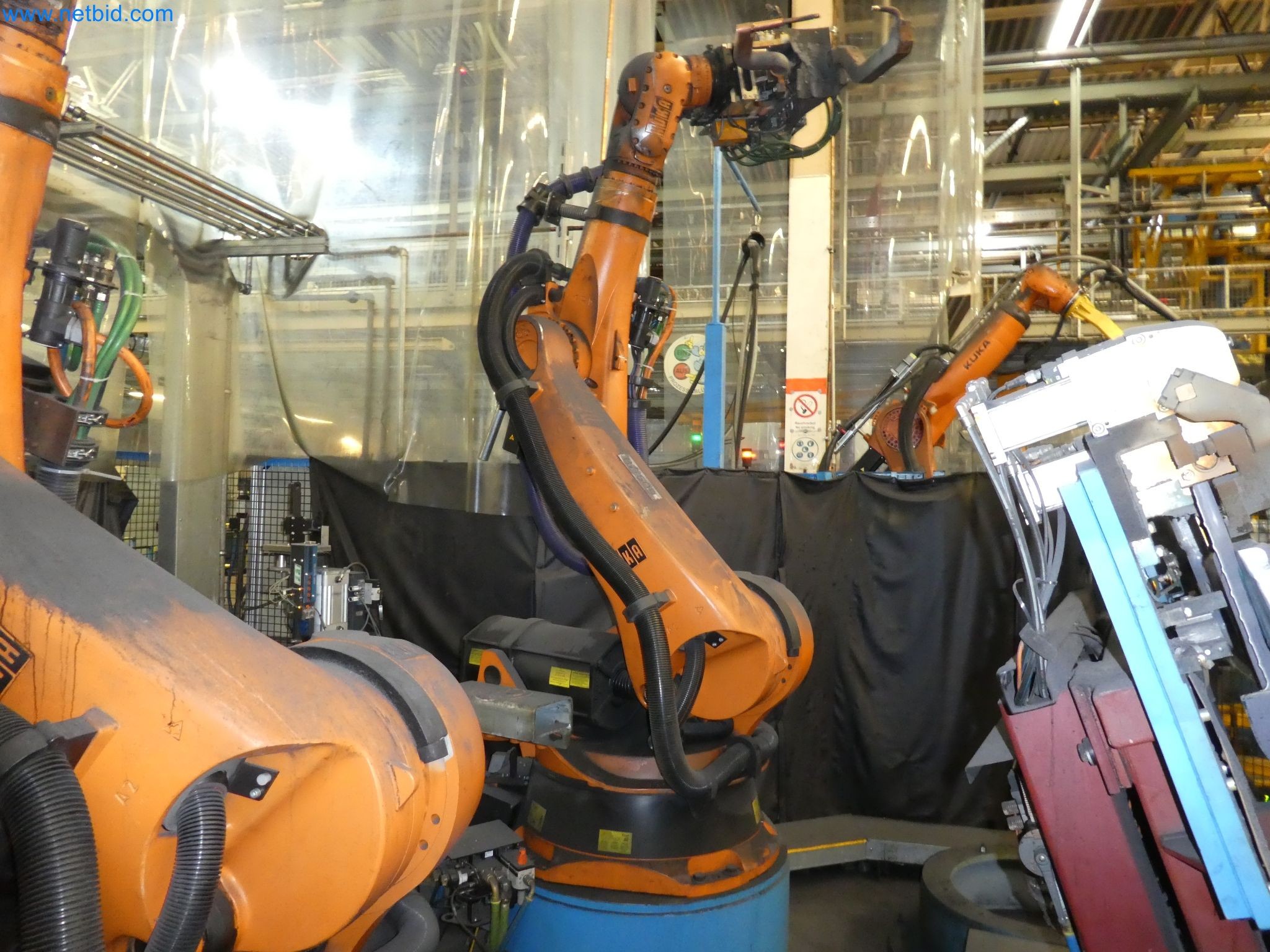 Robots, welding equipment and assembly accessories from the automotive industry-109