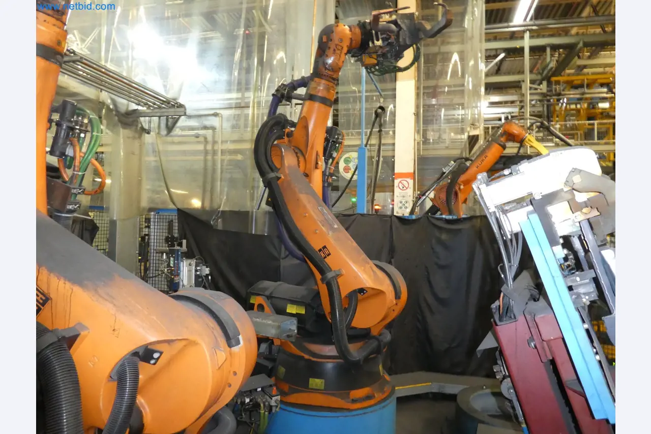 Robots, welding equipment and assembly accessories from the automotive industry-109
