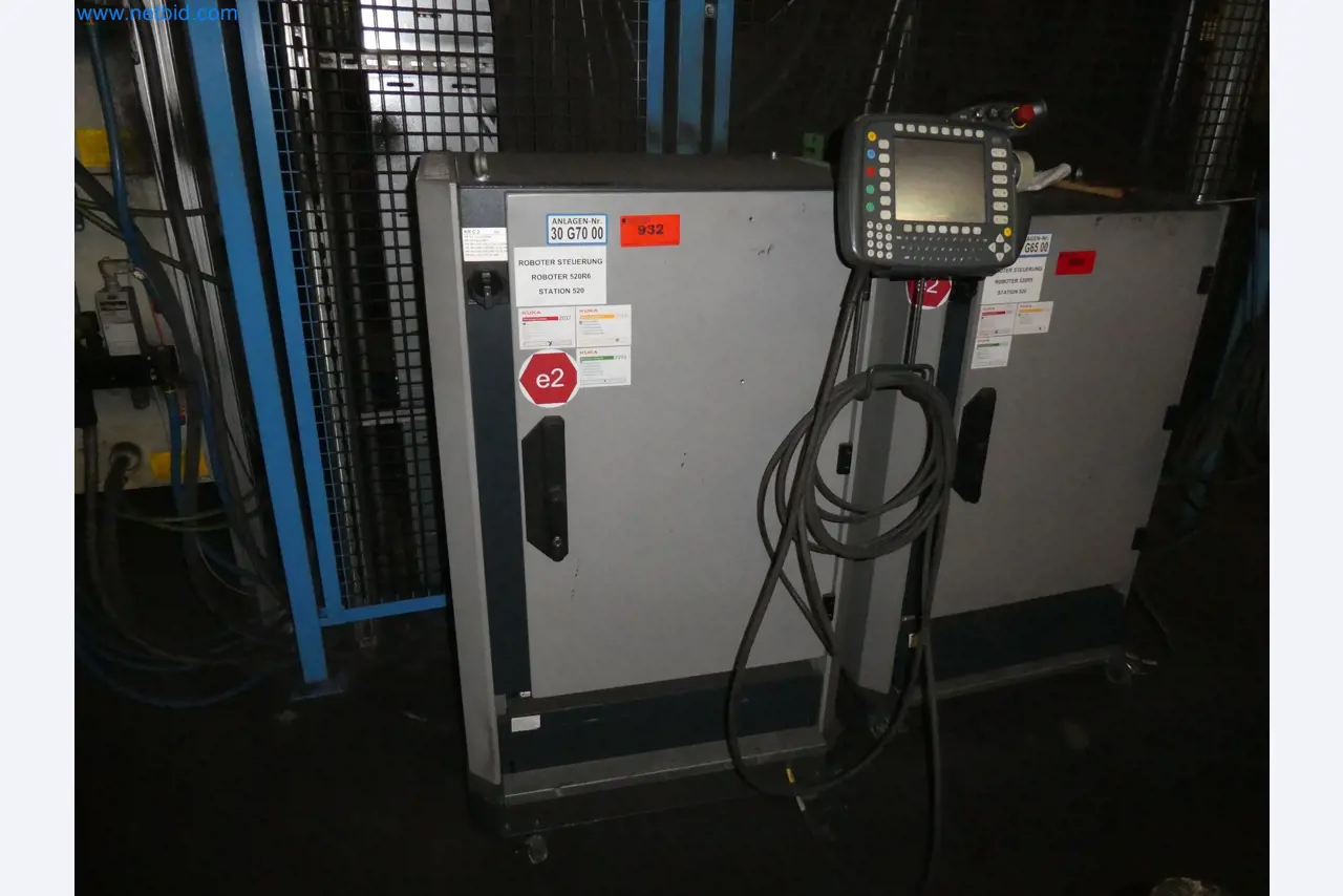 Robots, welding equipment and assembly accessories from the automotive industry-110