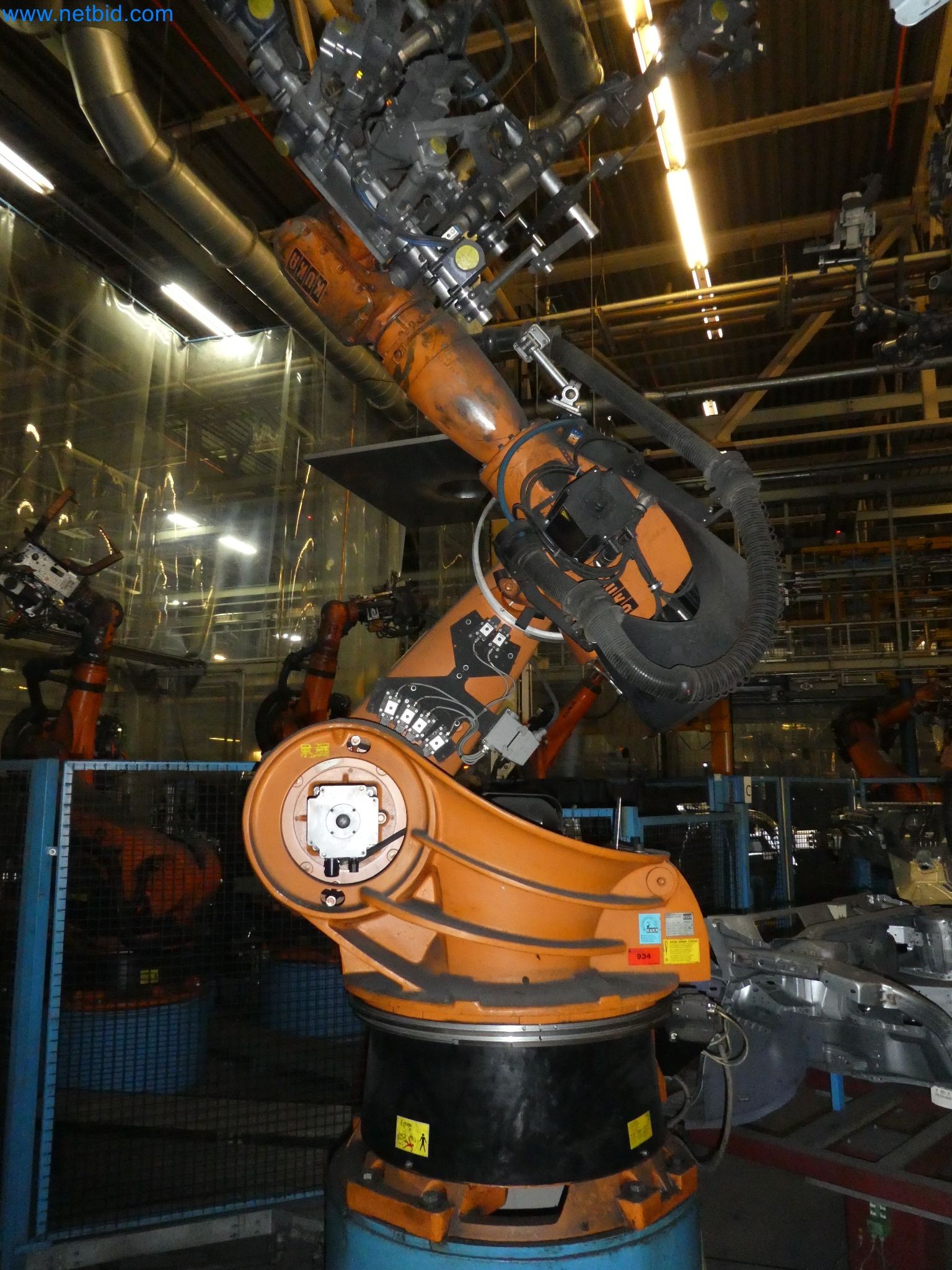 Robots, welding equipment and assembly accessories from the automotive industry-112