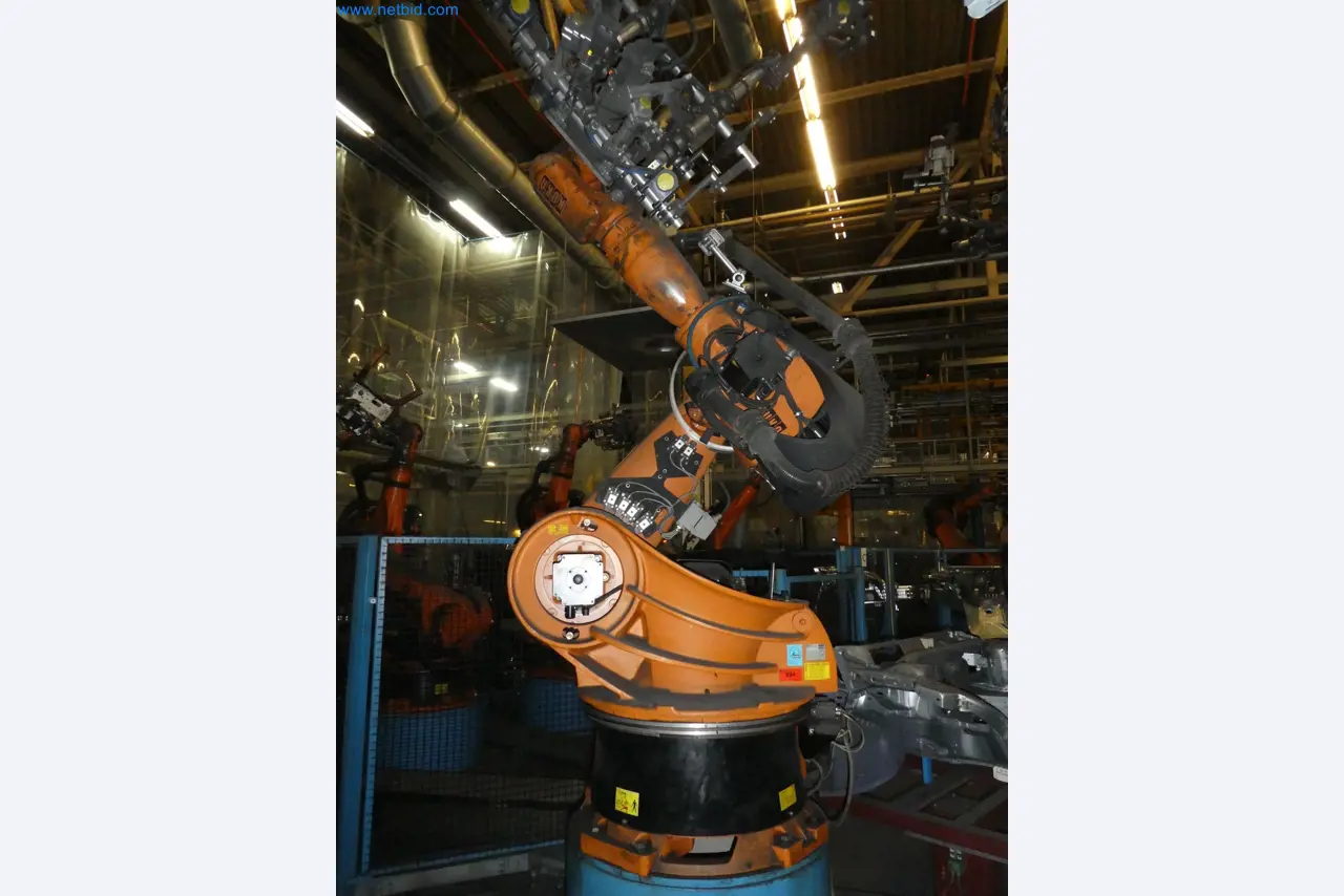 Robots, welding equipment and assembly accessories from the automotive industry-112