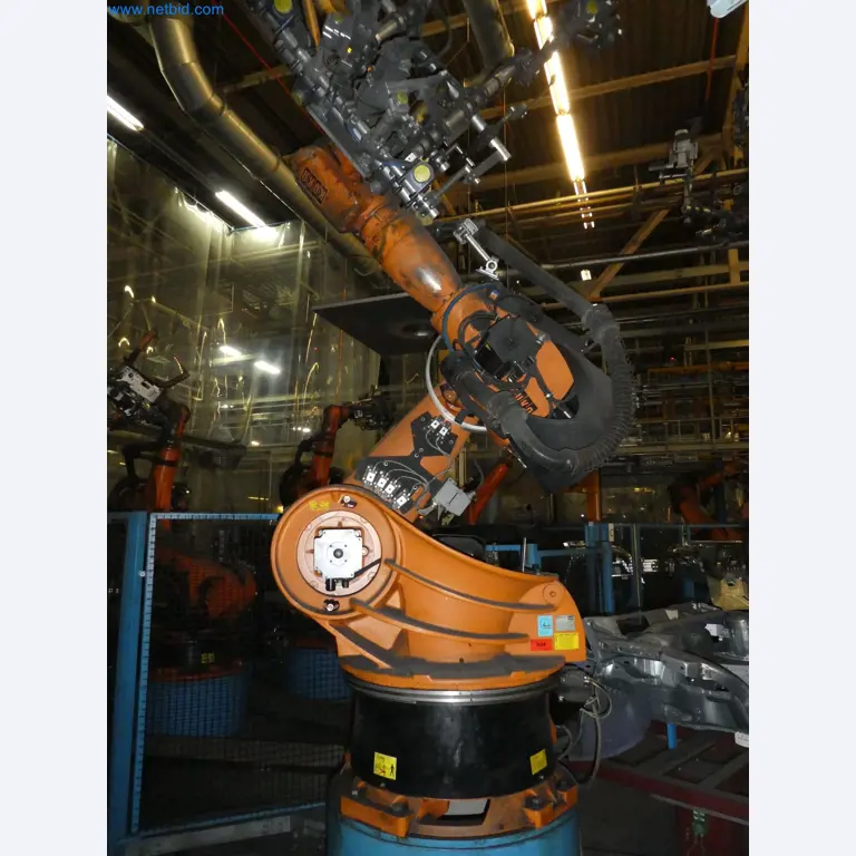 Robots, welding equipment and assembly accessories from the automotive industry-112