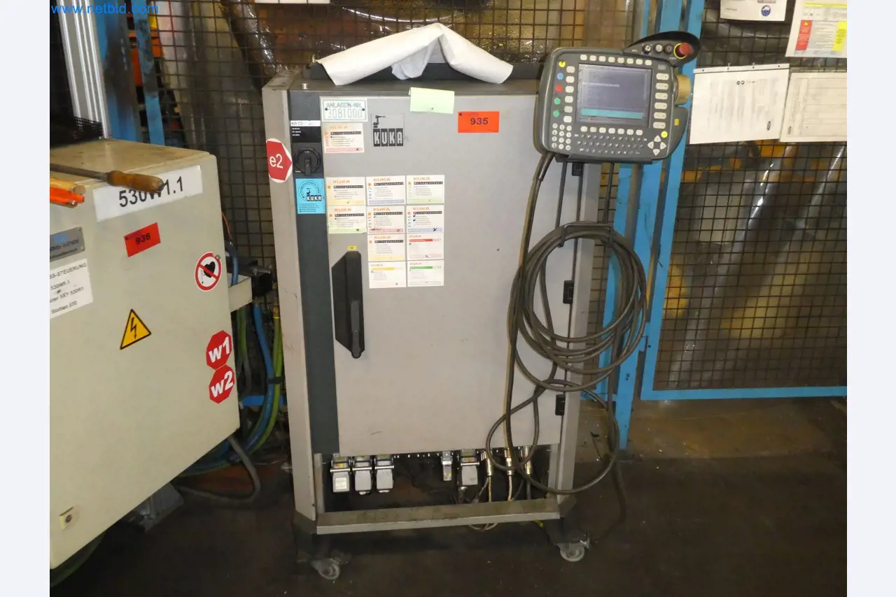 Robots, welding equipment and assembly accessories from the automotive industry-114