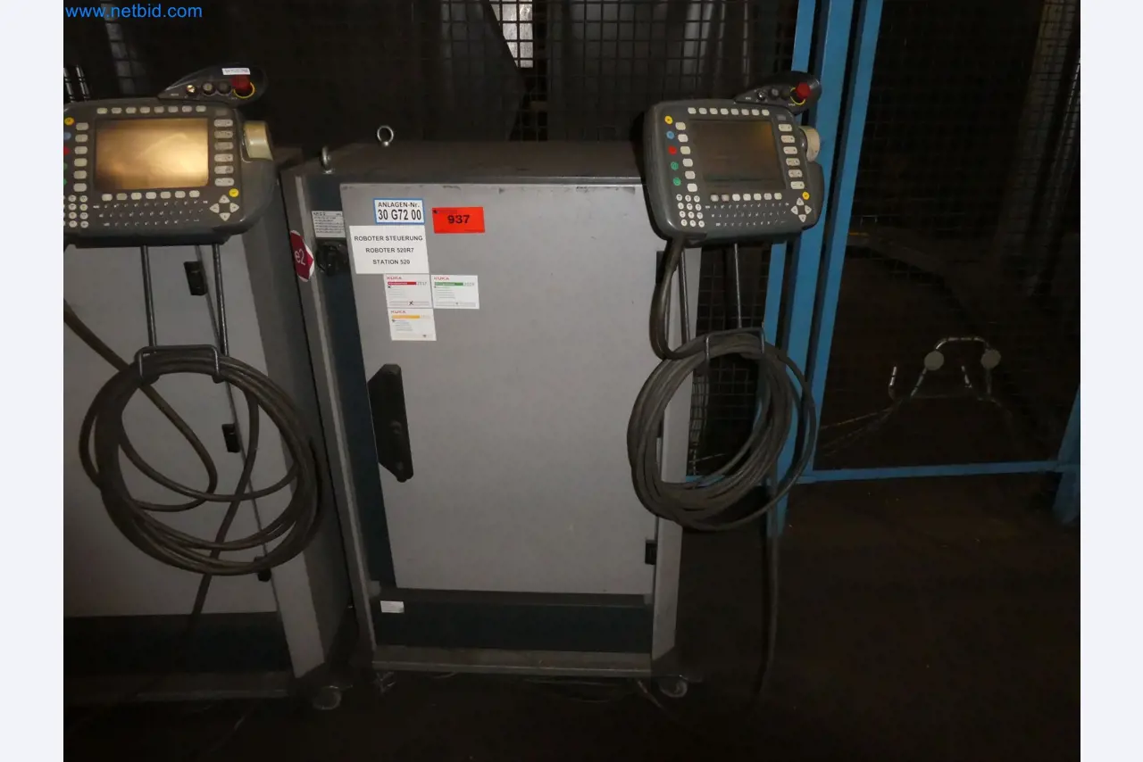 Robots, welding equipment and assembly accessories from the automotive industry-117