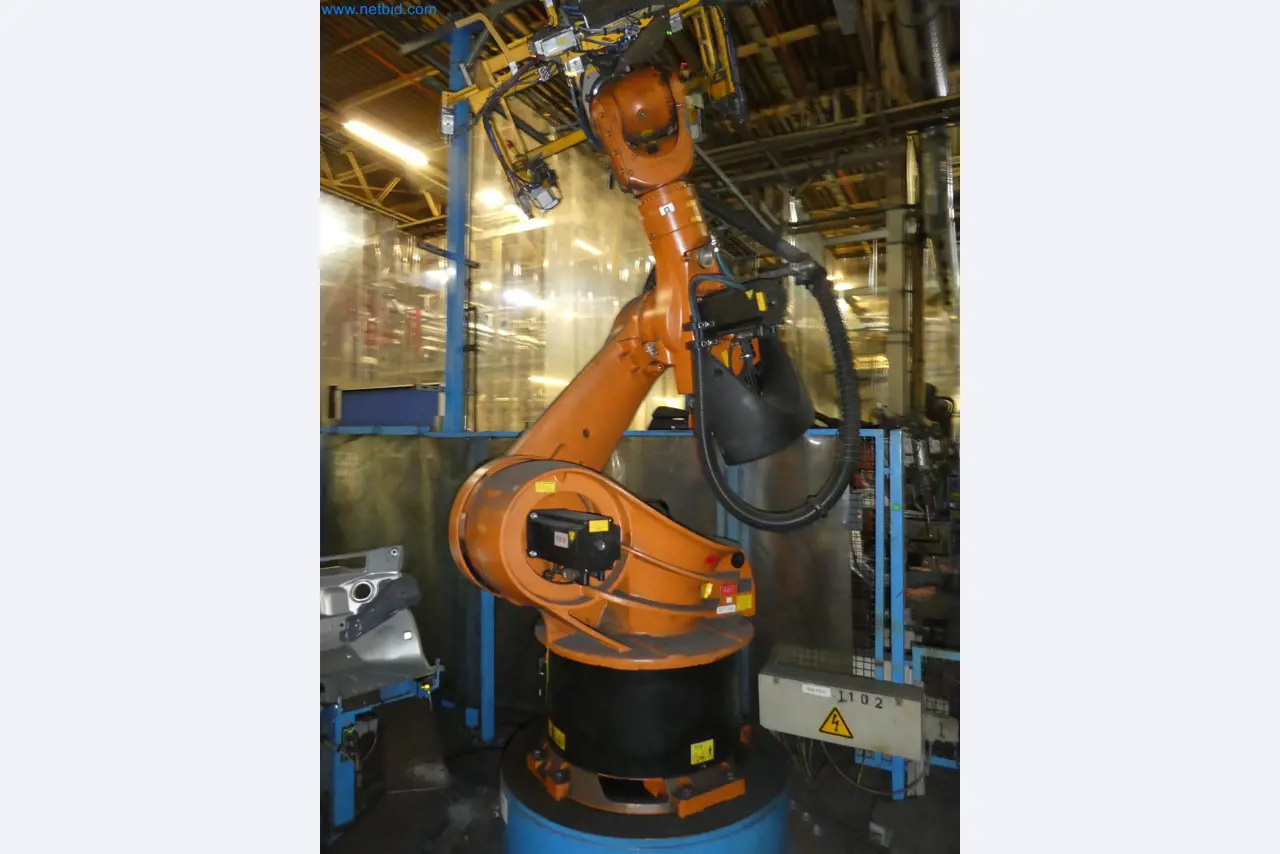 Robots, welding equipment and assembly accessories from the automotive industry-11