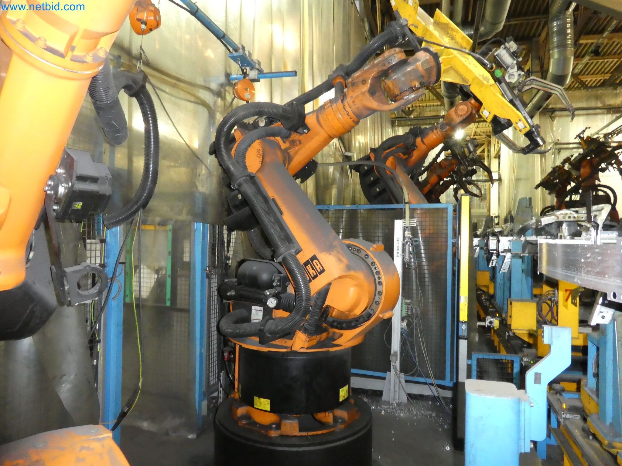 Robots, welding equipment and assembly accessories from the automotive industry-128