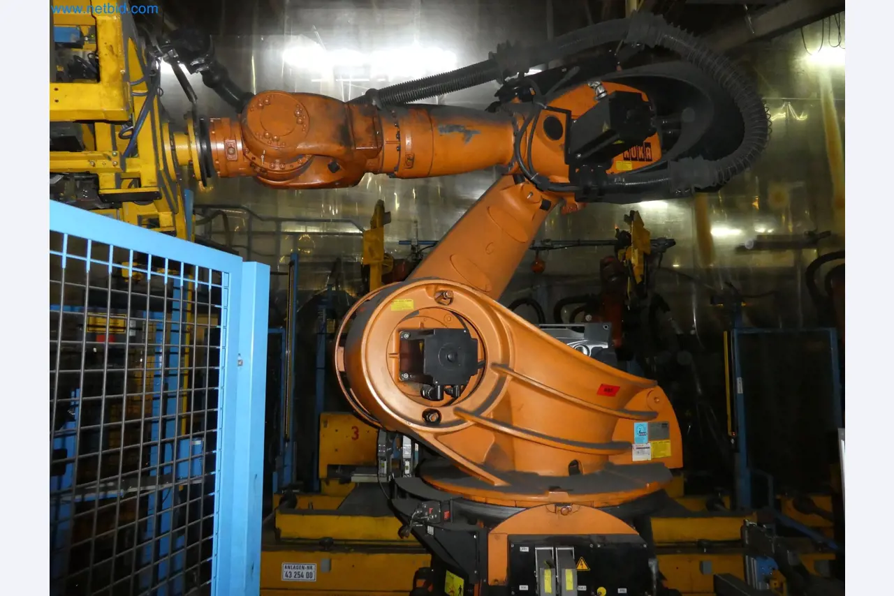 Robots, welding equipment and assembly accessories from the automotive industry-134