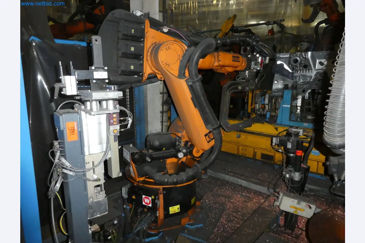 Robots, welding equipment and assembly accessories from the automotive industry-136