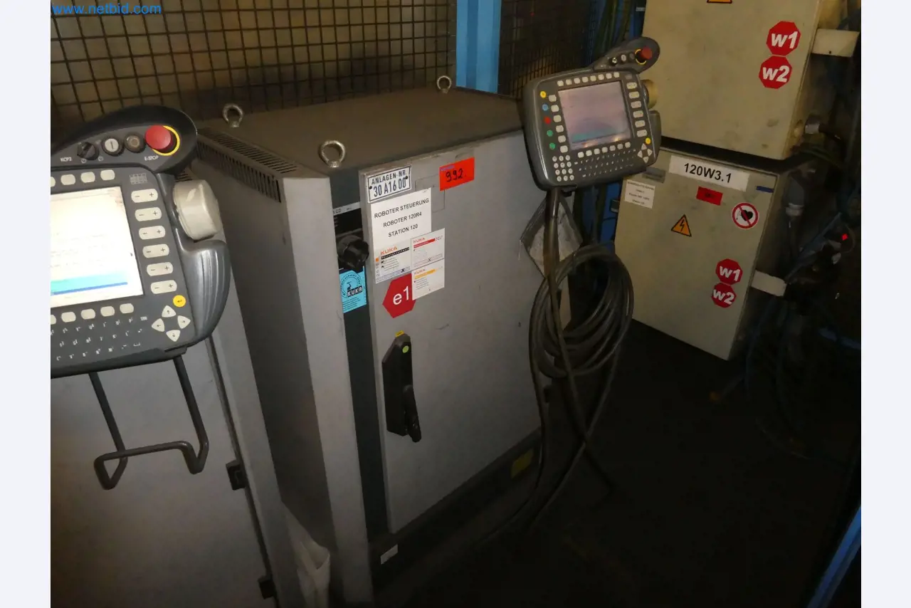 Robots, welding equipment and assembly accessories from the automotive industry-146