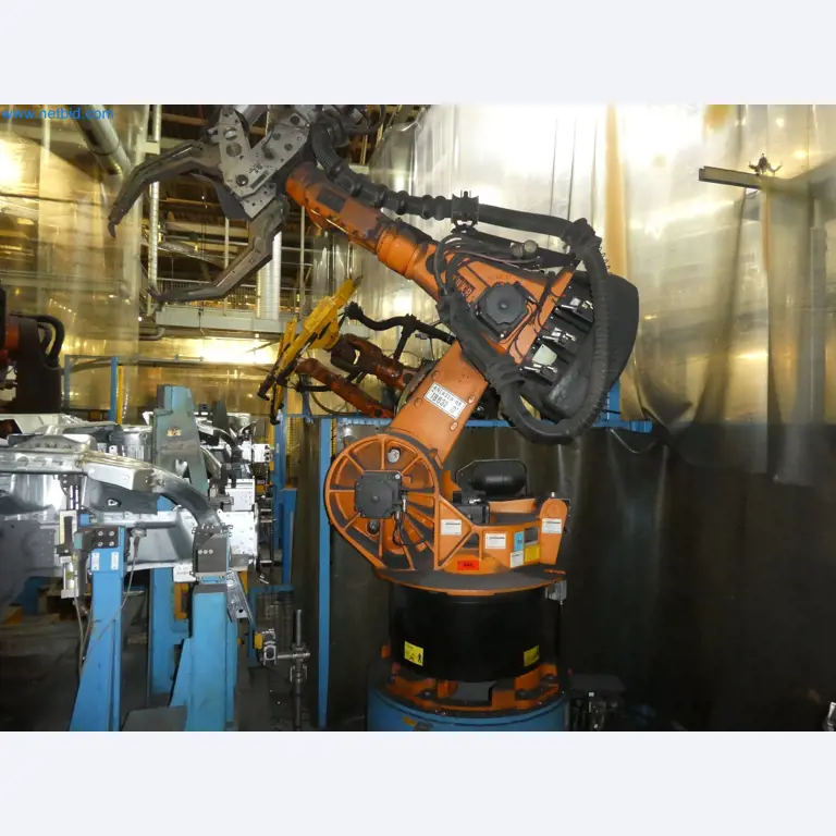 Robots, welding equipment and assembly accessories from the automotive industry-147