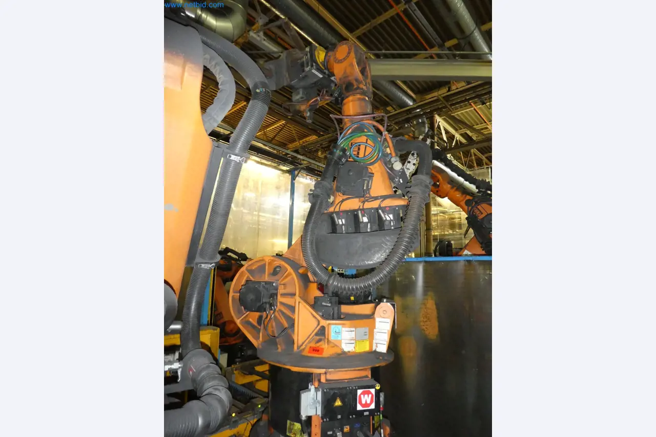 Robots, welding equipment and assembly accessories from the automotive industry-151