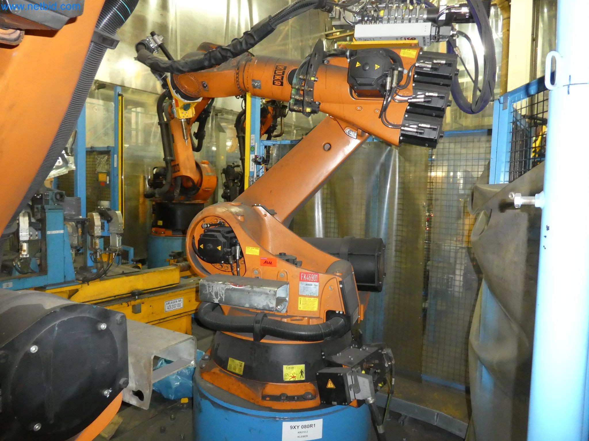 Robots, welding equipment and assembly accessories from the automotive industry-20
