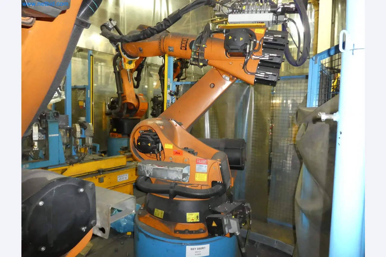 Robots, welding equipment and assembly accessories from the automotive industry-20