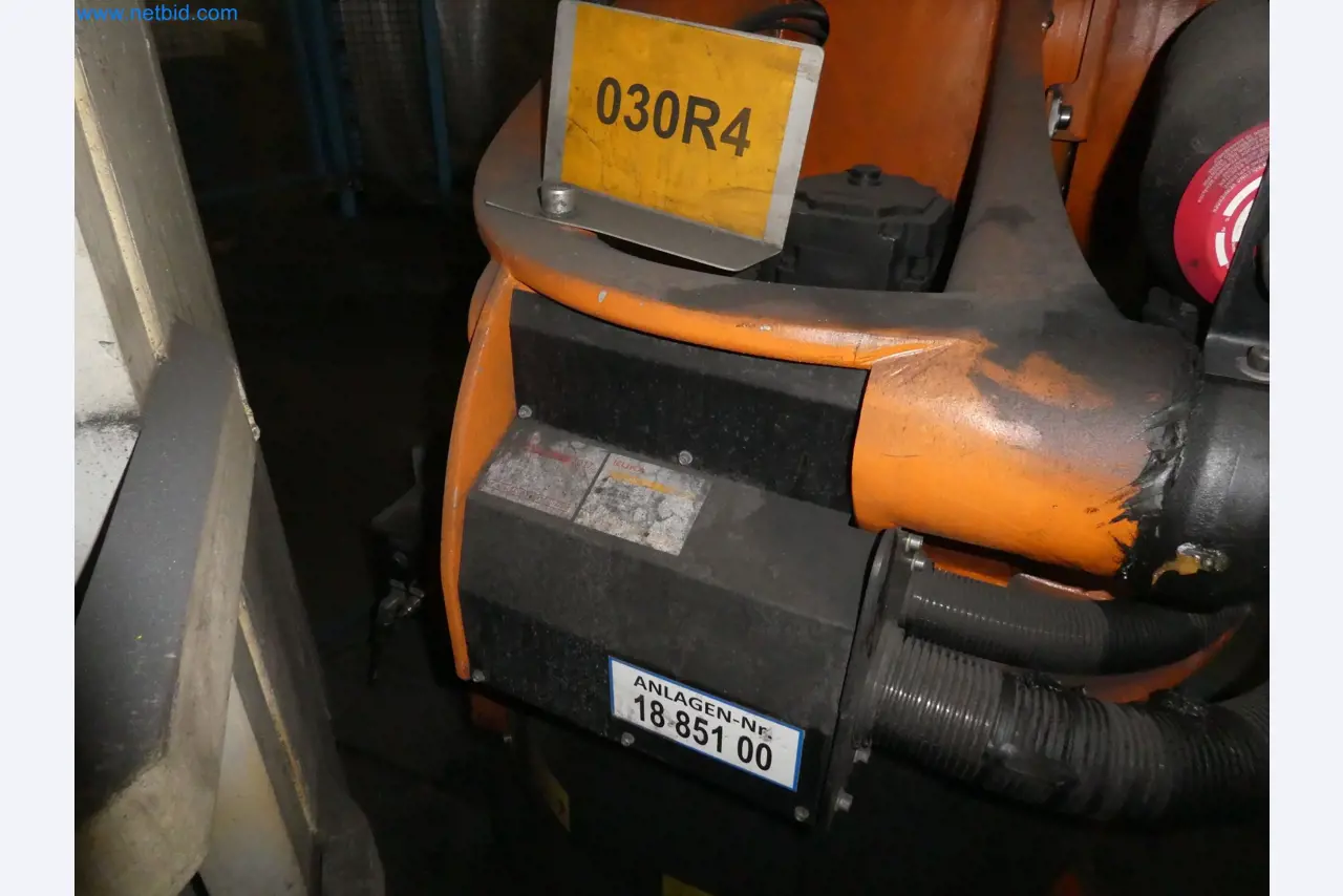 Robots, welding equipment and assembly accessories from the automotive industry-38