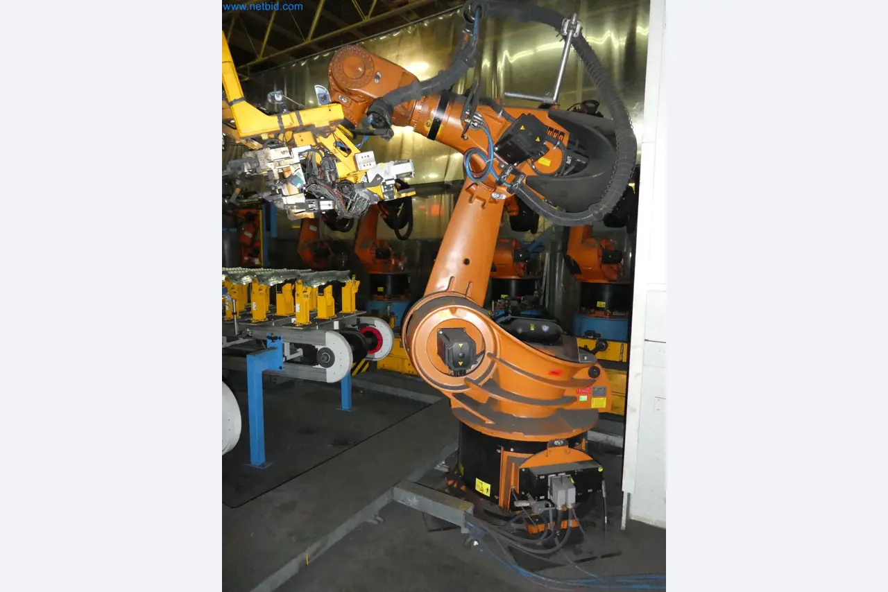 Robots, welding equipment and assembly accessories from the automotive industry-39