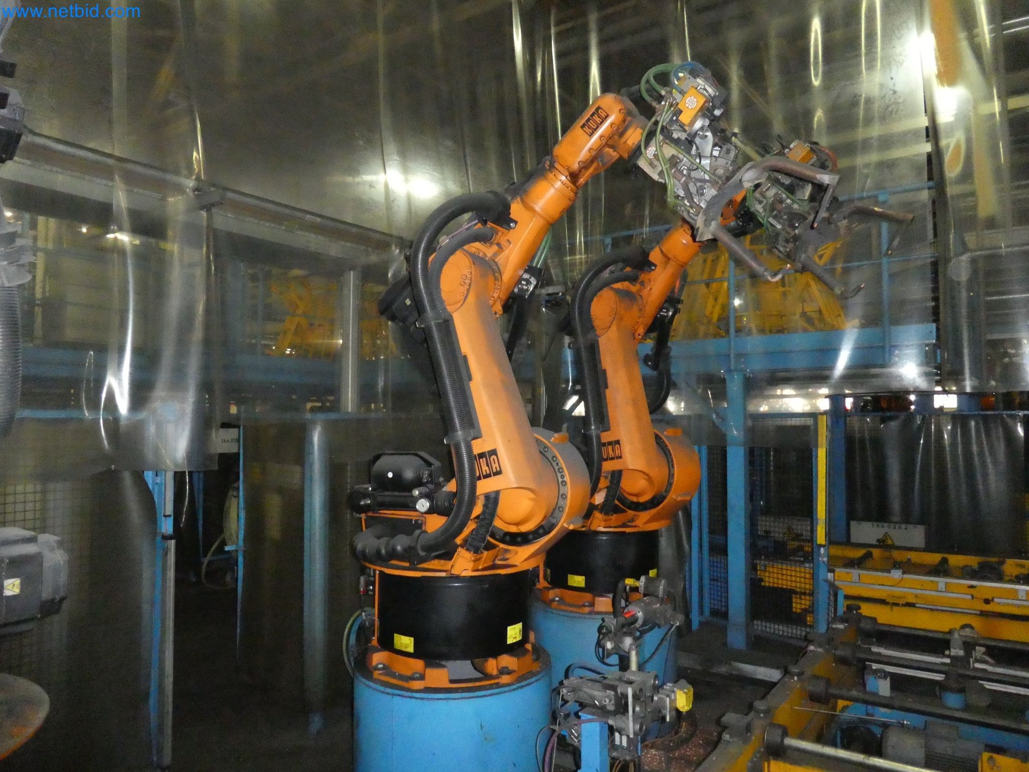 Robots, welding equipment and assembly accessories from the automotive industry-40