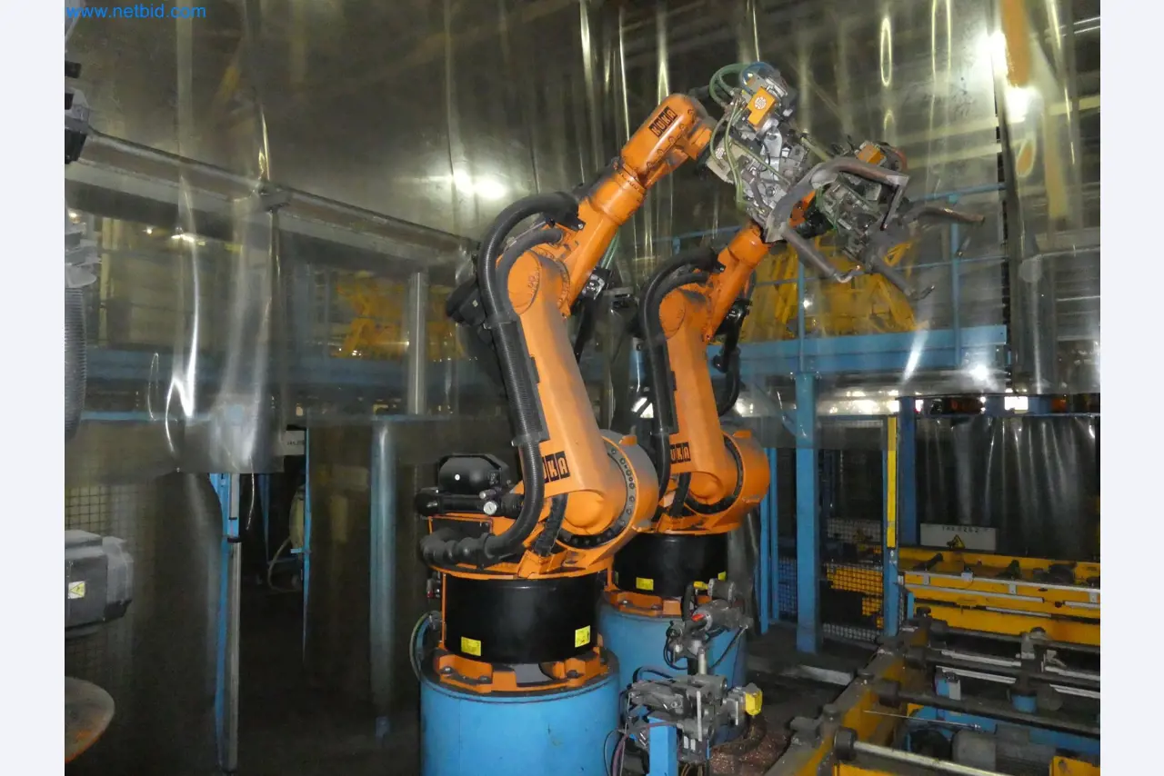 Robots, welding equipment and assembly accessories from the automotive industry-40