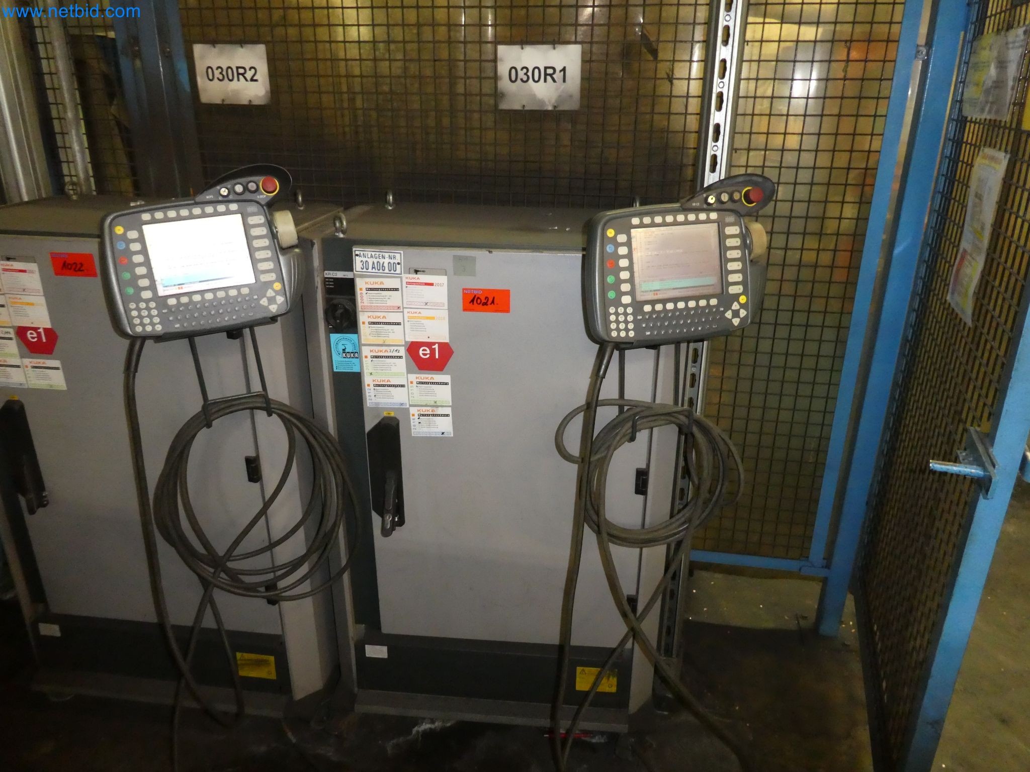 Robots, welding equipment and assembly accessories from the automotive industry-42