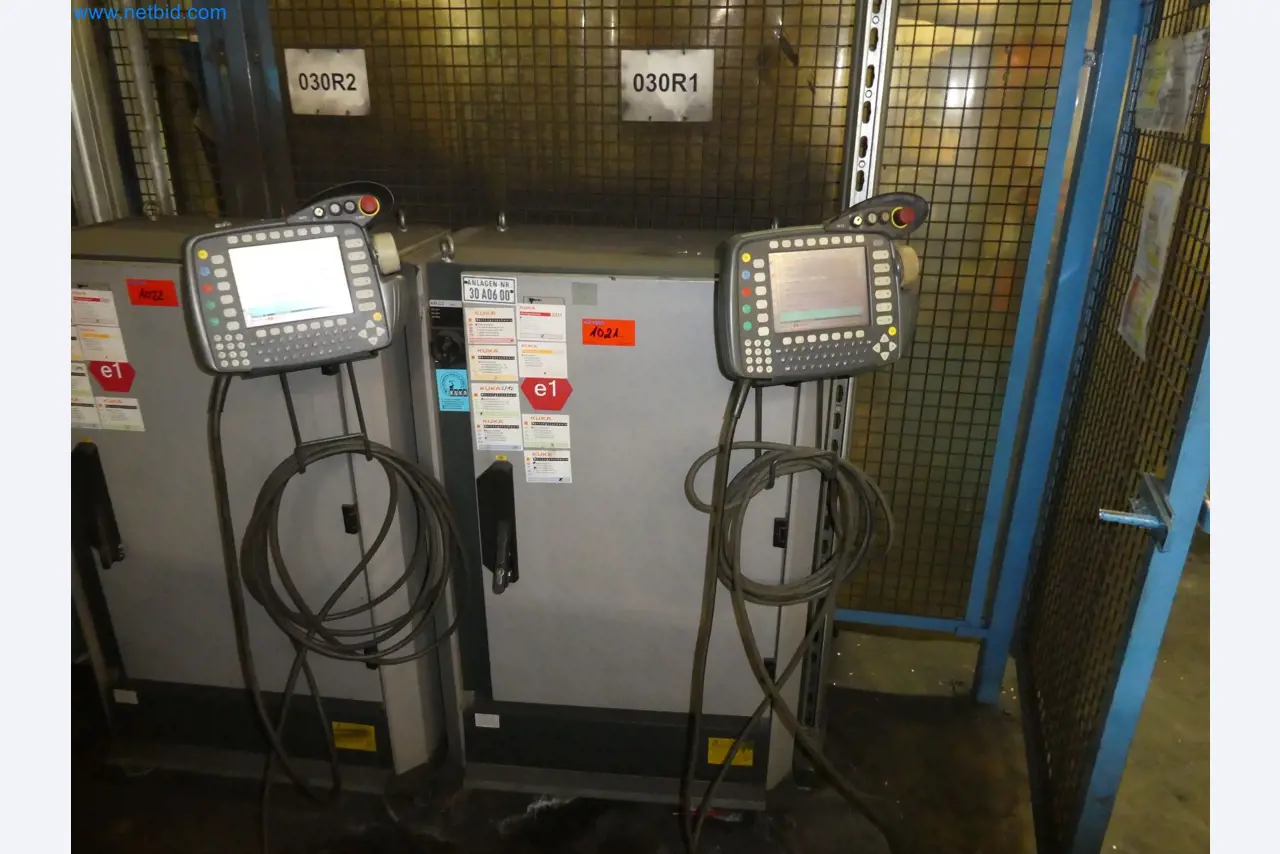 Robots, welding equipment and assembly accessories from the automotive industry-42