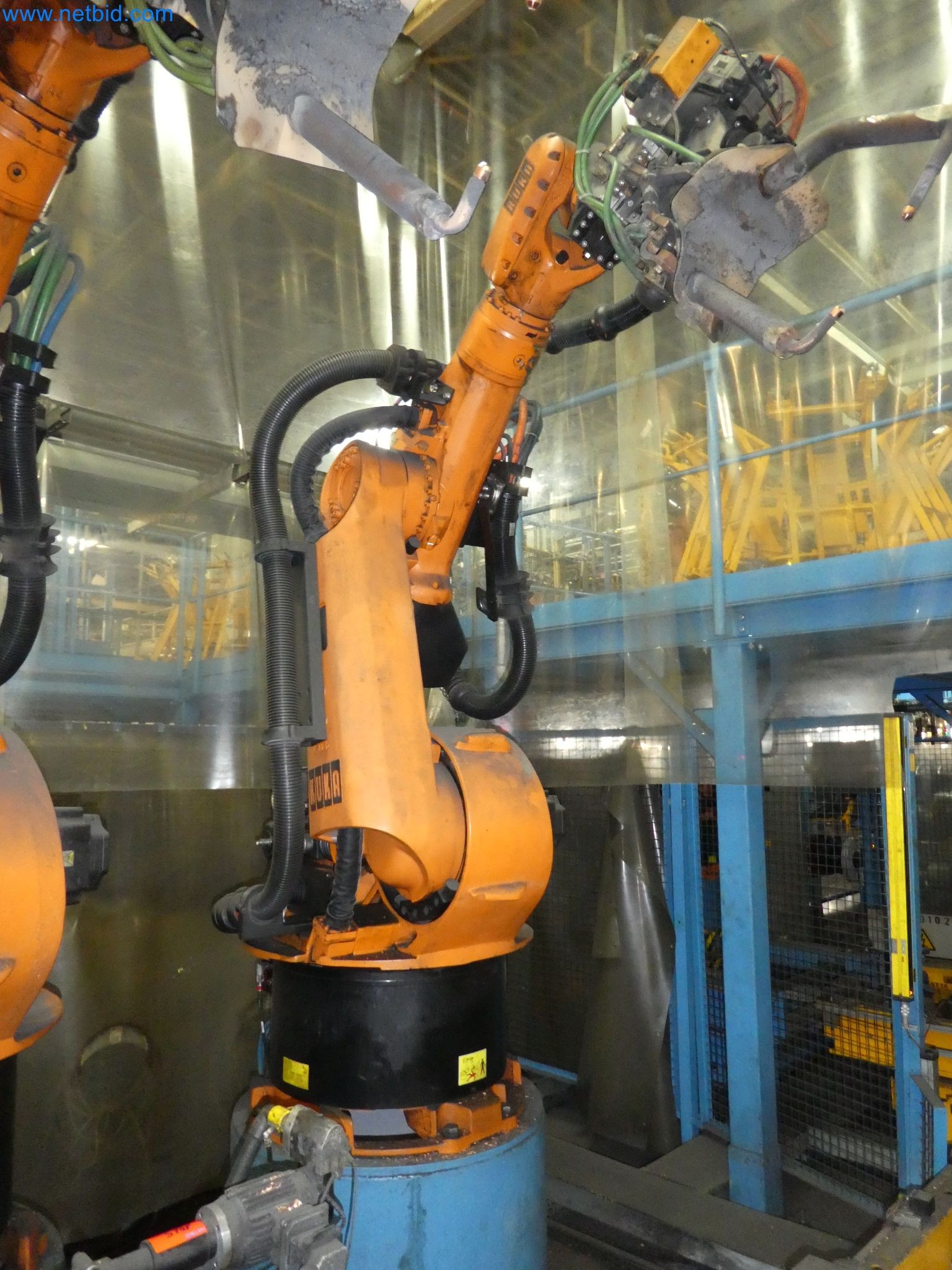 Robots, welding equipment and assembly accessories from the automotive industry-43