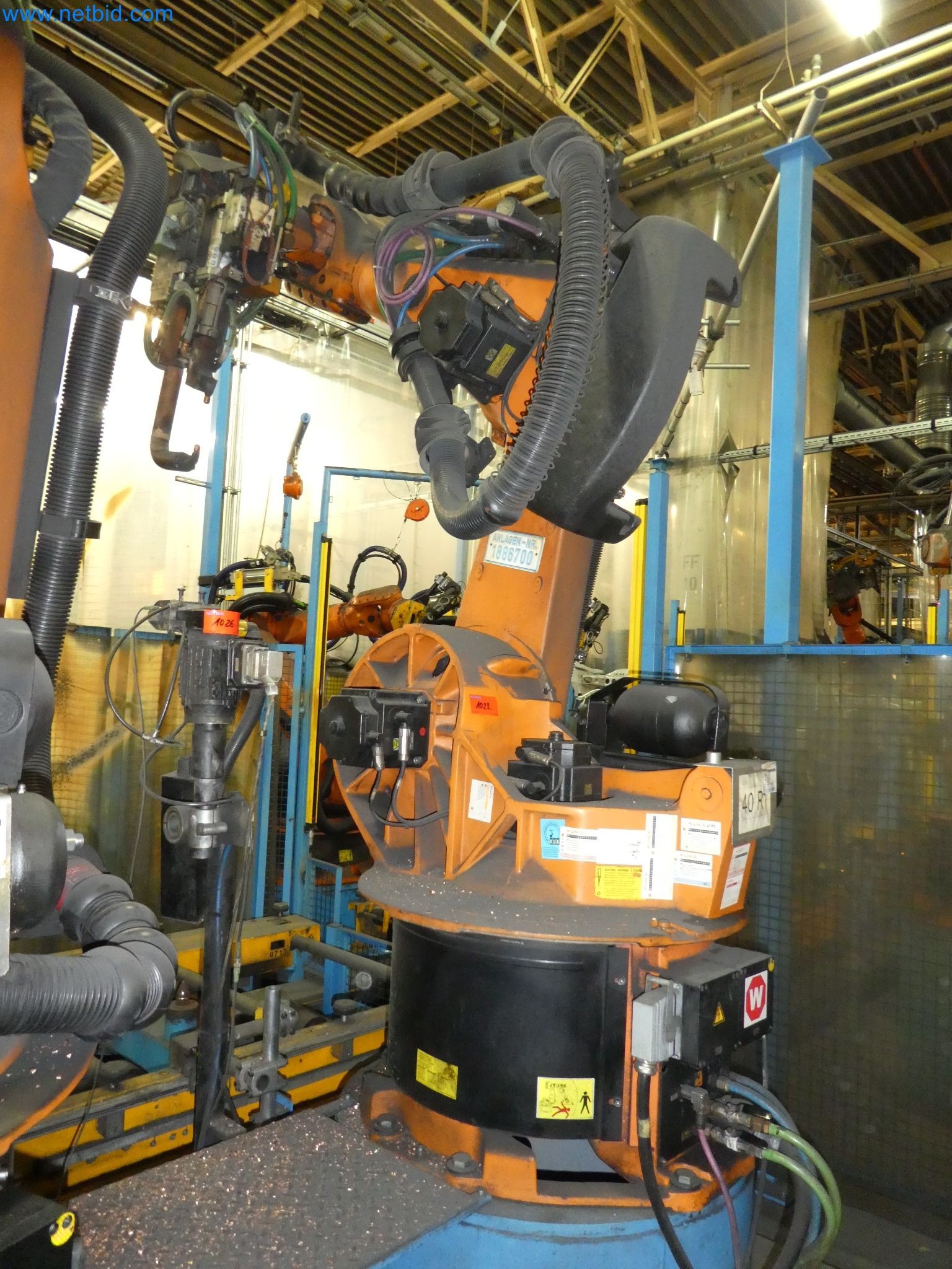 Robots, welding equipment and assembly accessories from the automotive industry-47