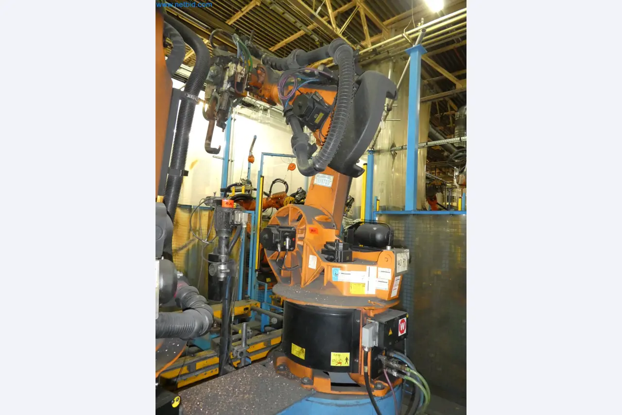 Robots, welding equipment and assembly accessories from the automotive industry-47