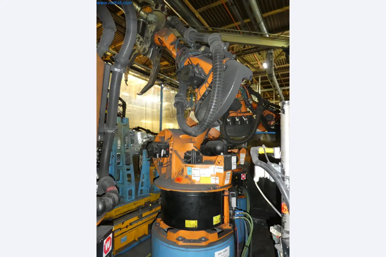Robots, welding equipment and assembly accessories from the automotive industry-4