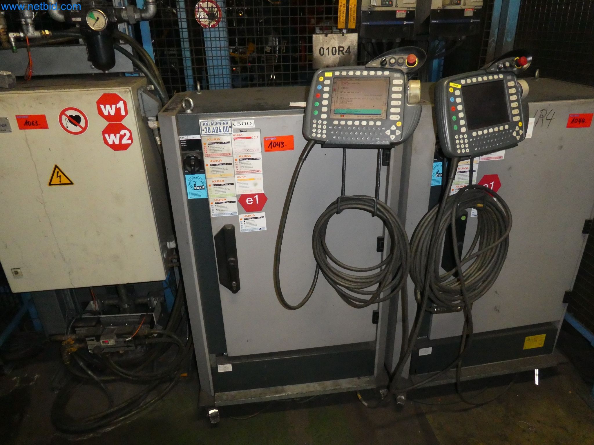 Robots, welding equipment and assembly accessories from the automotive industry-54