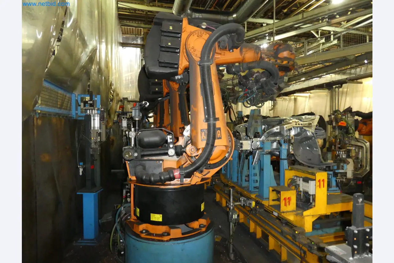 Robots, welding equipment and assembly accessories from the automotive industry-63