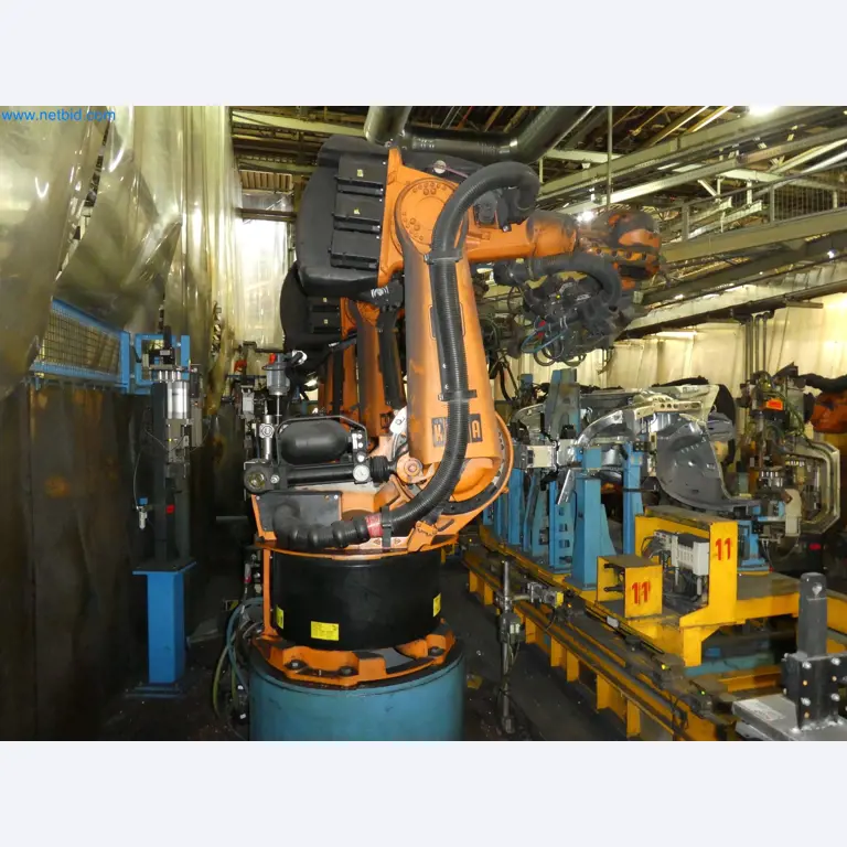 Robots, welding equipment and assembly accessories from the automotive industry-63