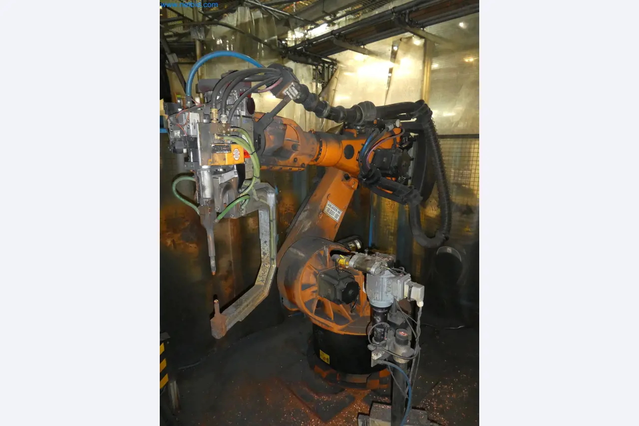 Robots, welding equipment and assembly accessories from the automotive industry-83