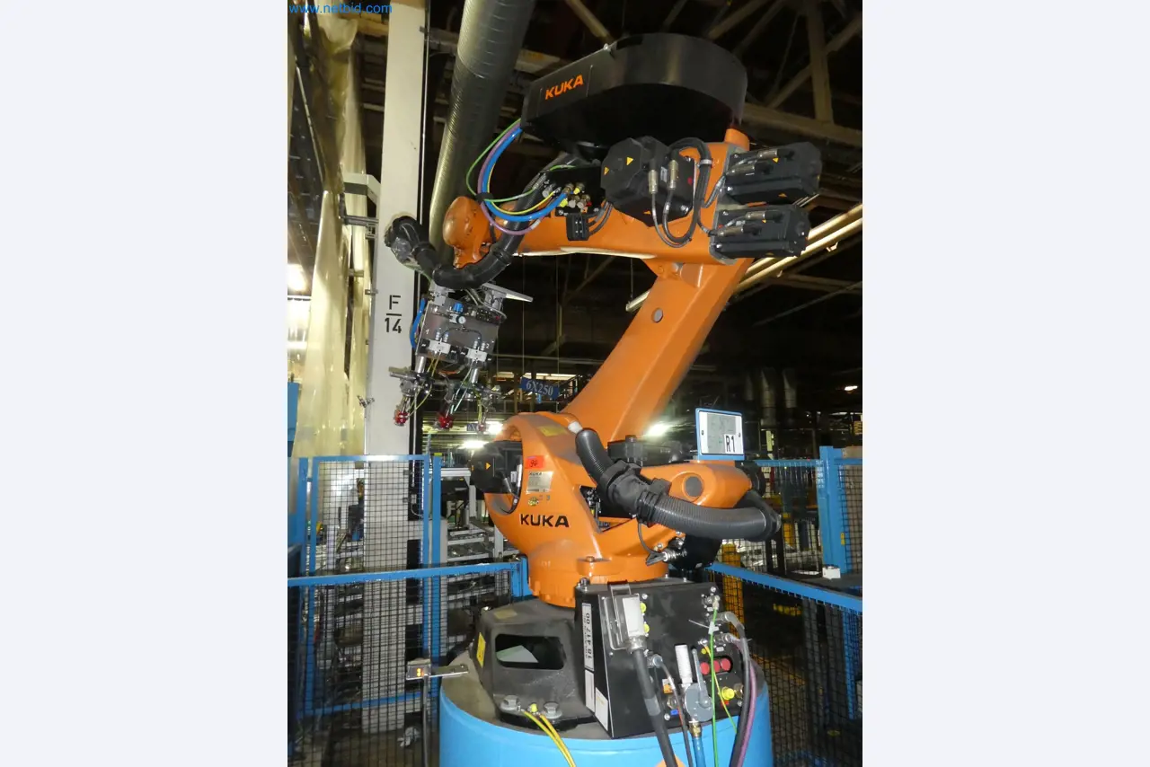 Robots, welding equipment and assembly accessories from the automotive industry-101