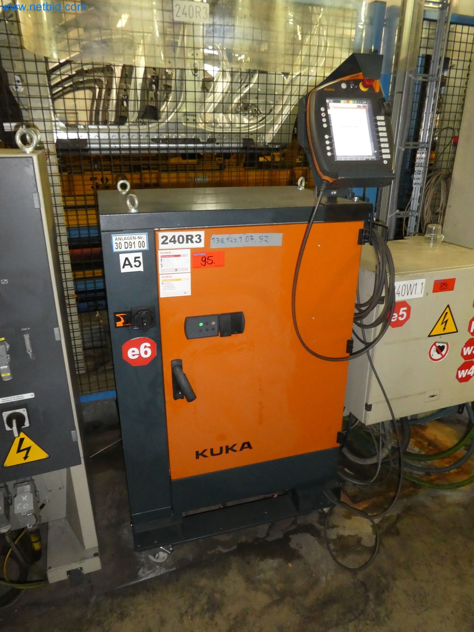 Robots, welding equipment and assembly accessories from the automotive industry-108