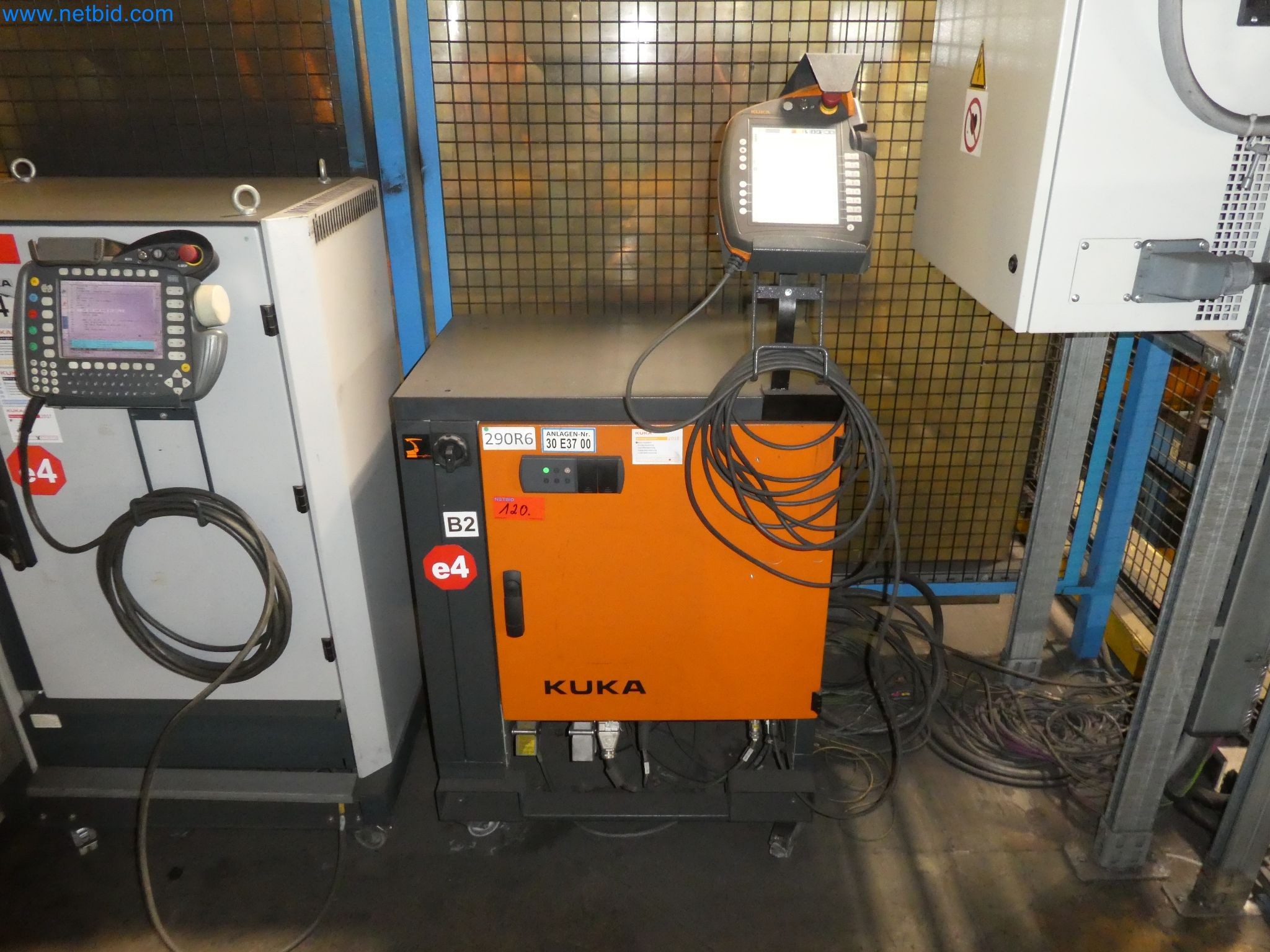 Robots, welding equipment and assembly accessories from the automotive industry-32