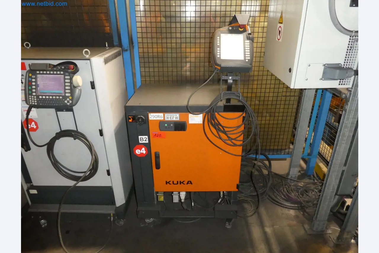 Robots, welding equipment and assembly accessories from the automotive industry-32