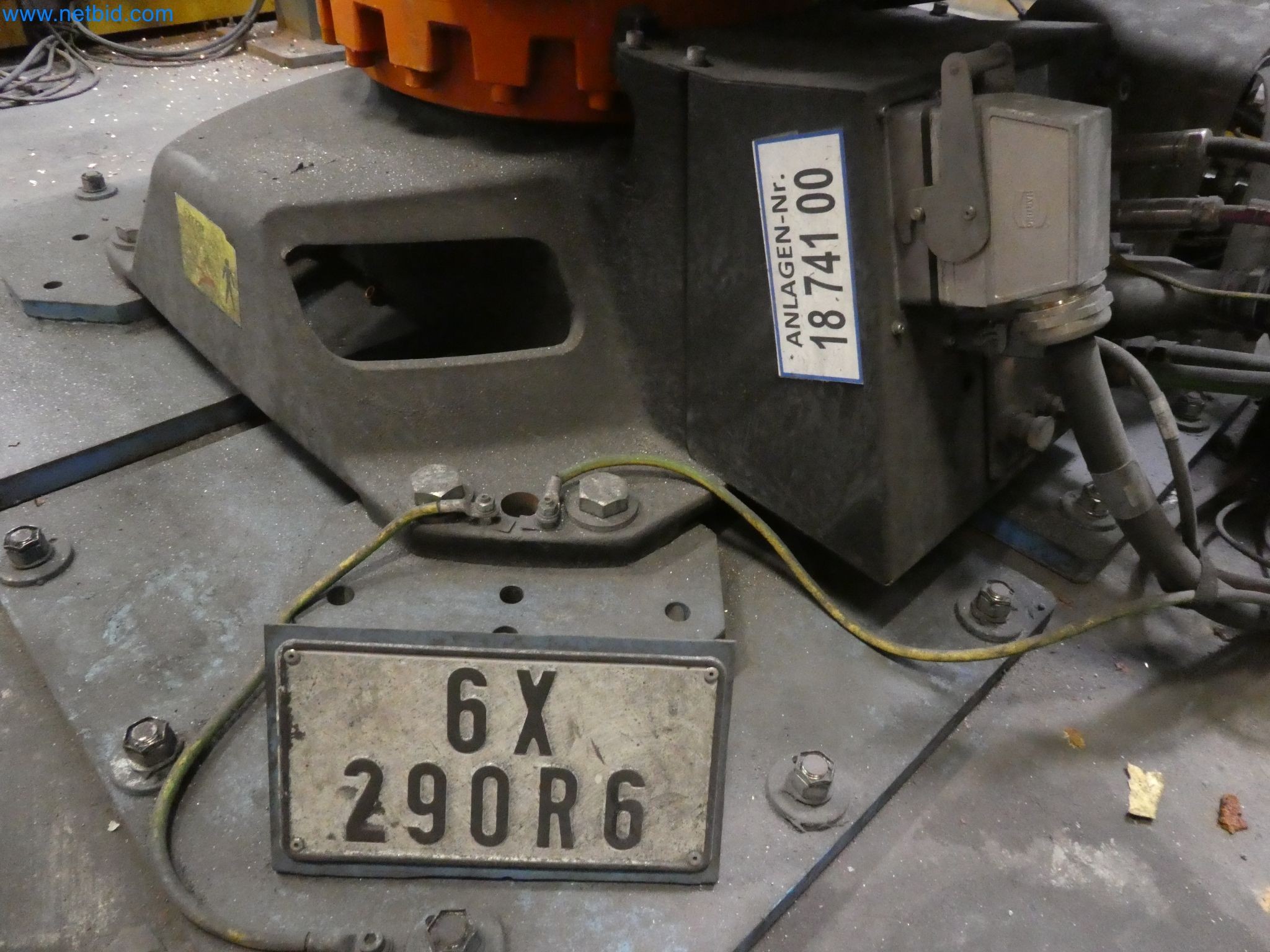 Robots, welding equipment and assembly accessories from the automotive industry-33