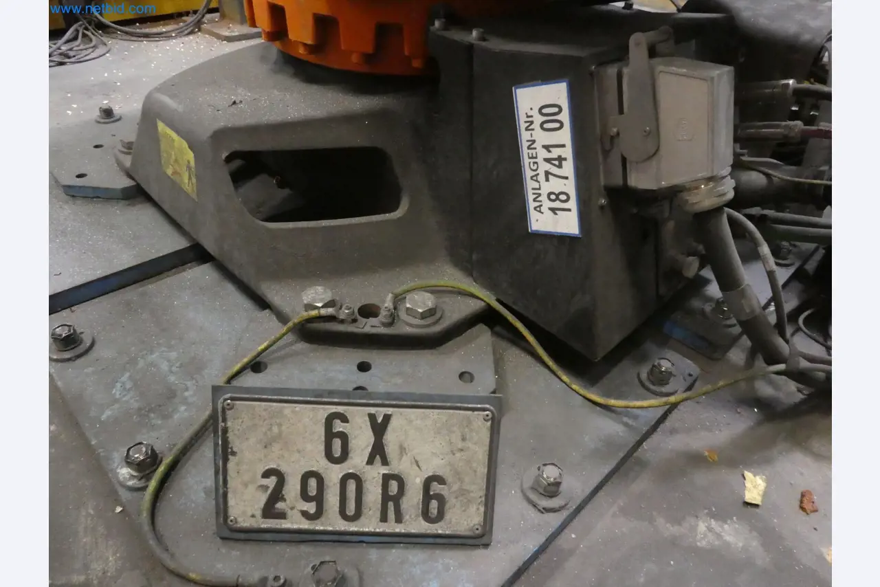 Robots, welding equipment and assembly accessories from the automotive industry-33