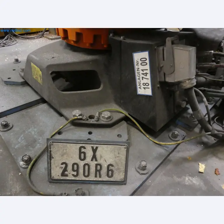 Robots, welding equipment and assembly accessories from the automotive industry-33