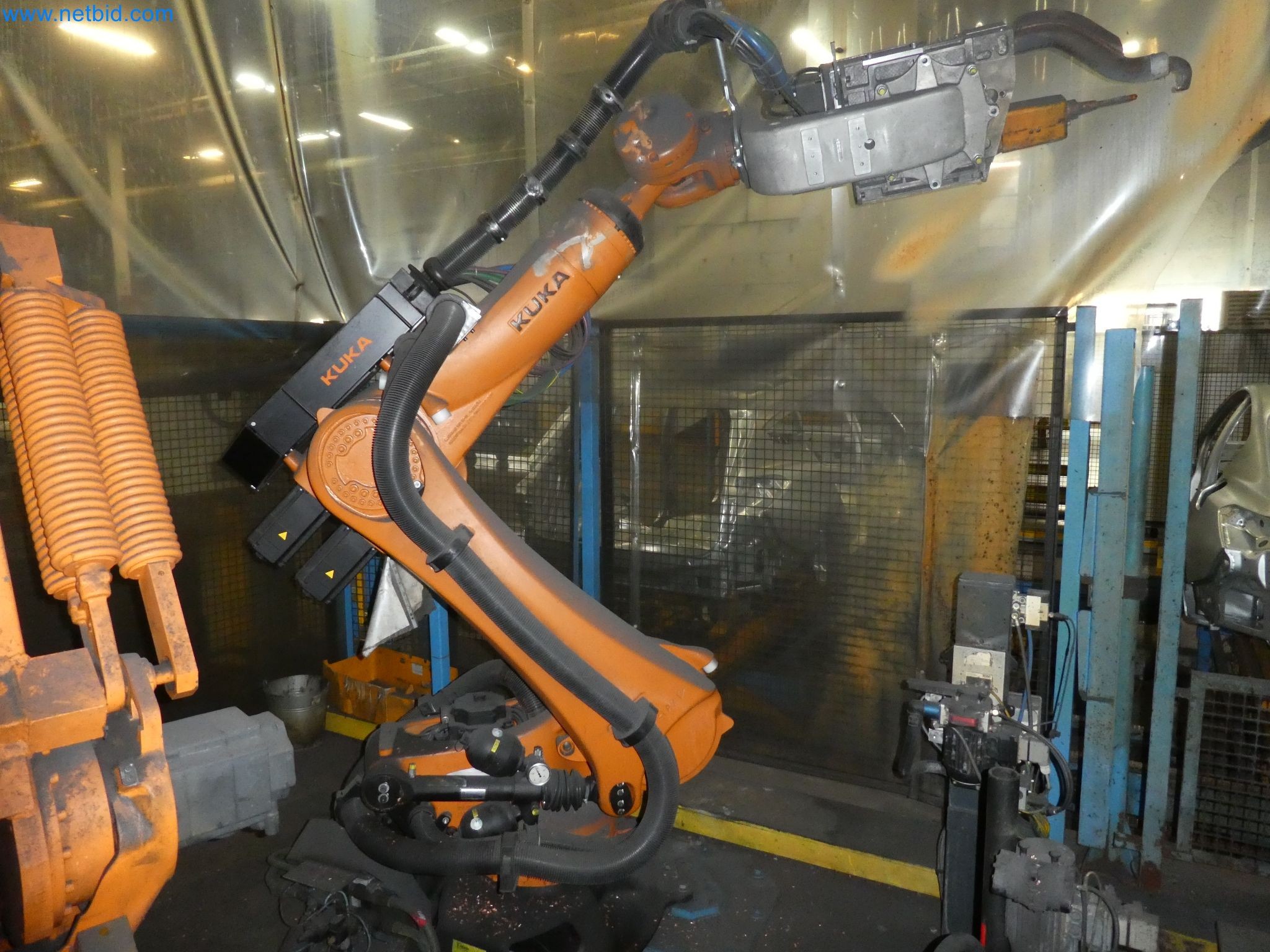 Robots, welding equipment and assembly accessories from the automotive industry-34